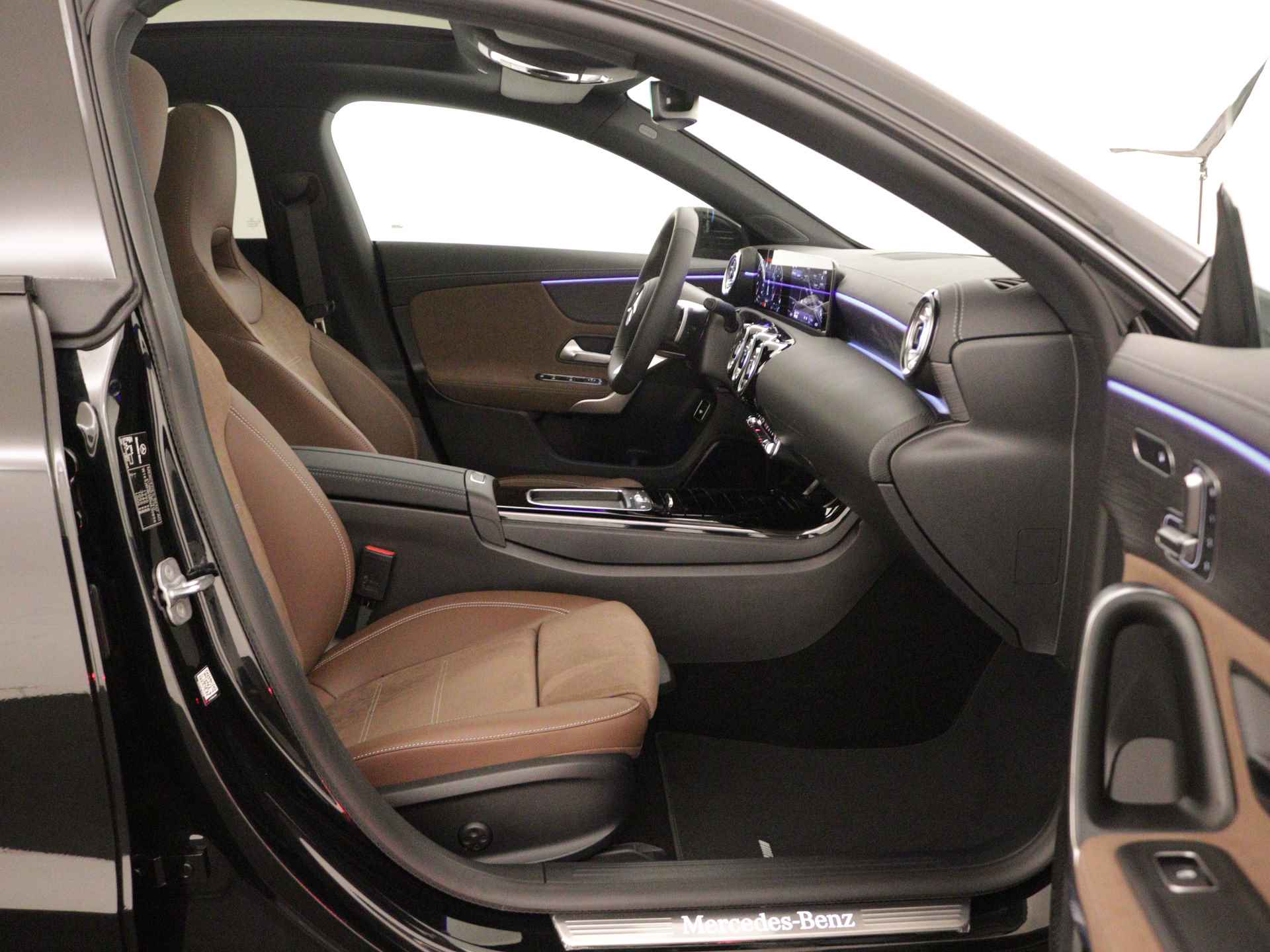 Mercedes-Benz CLA-Klasse 200 AMG Line | Nightpakket | Premium Plus Pack | Head-up display | Distronic | Parkeerpakket met 360°-camera | USB pakket Plus | KEYLESS GO-comfortpakket | Sfeerverlichting | Spiegelpakket | - 25/36
