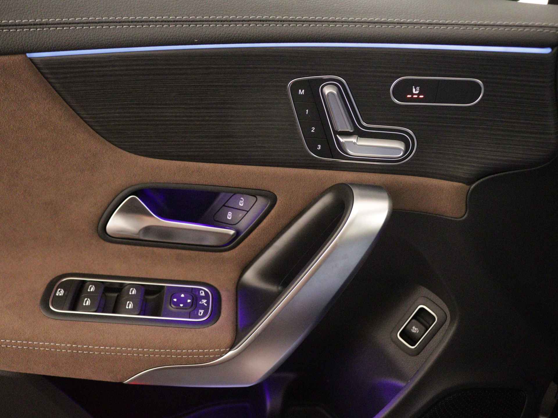 Mercedes-Benz CLA-Klasse 200 AMG Line | Nightpakket | Premium Plus Pack | Head-up display | Distronic | Parkeerpakket met 360°-camera | USB pakket Plus | KEYLESS GO-comfortpakket | Sfeerverlichting | Spiegelpakket | - 27/36