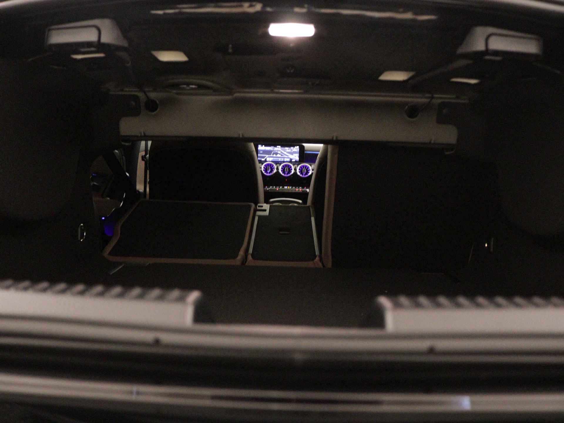 Mercedes-Benz CLA-Klasse 200 AMG Line | Nightpakket | Premium Plus Pack | Head-up display | Distronic | Parkeerpakket met 360°-camera | USB pakket Plus | KEYLESS GO-comfortpakket | Sfeerverlichting | Spiegelpakket | - 32/36