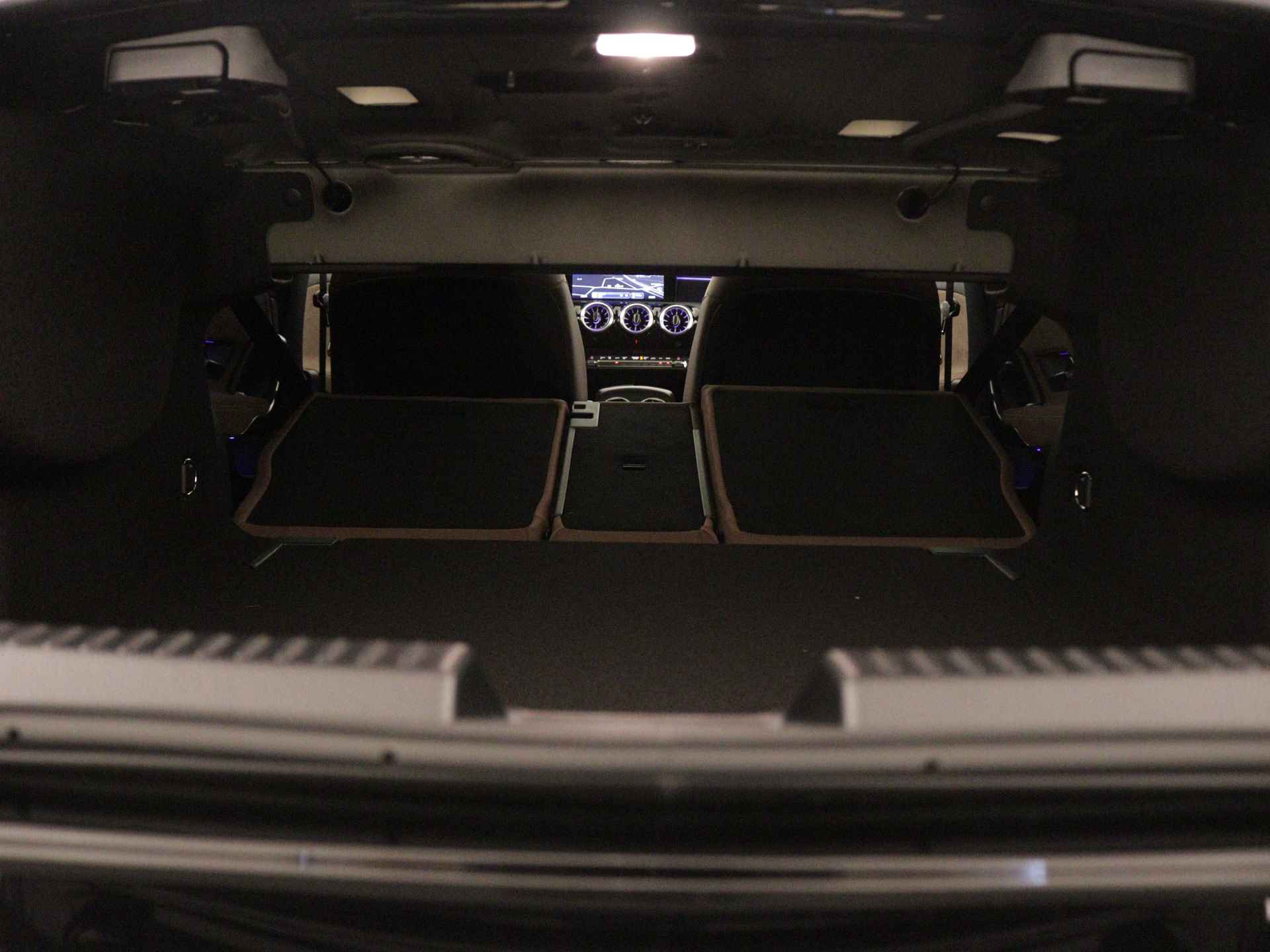 Mercedes-Benz CLA-Klasse 200 AMG Line | Nightpakket | Premium Plus Pack | Head-up display | Distronic | Parkeerpakket met 360°-camera | USB pakket Plus | KEYLESS GO-comfortpakket | Sfeerverlichting | Spiegelpakket | - 33/36