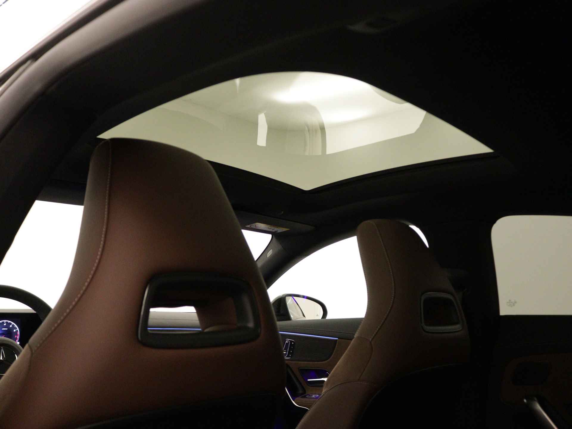 Mercedes-Benz CLA-Klasse 200 AMG Line | Nightpakket | Premium Plus Pack | Head-up display | Distronic | Parkeerpakket met 360°-camera | USB pakket Plus | KEYLESS GO-comfortpakket | Sfeerverlichting | Spiegelpakket | - 35/36