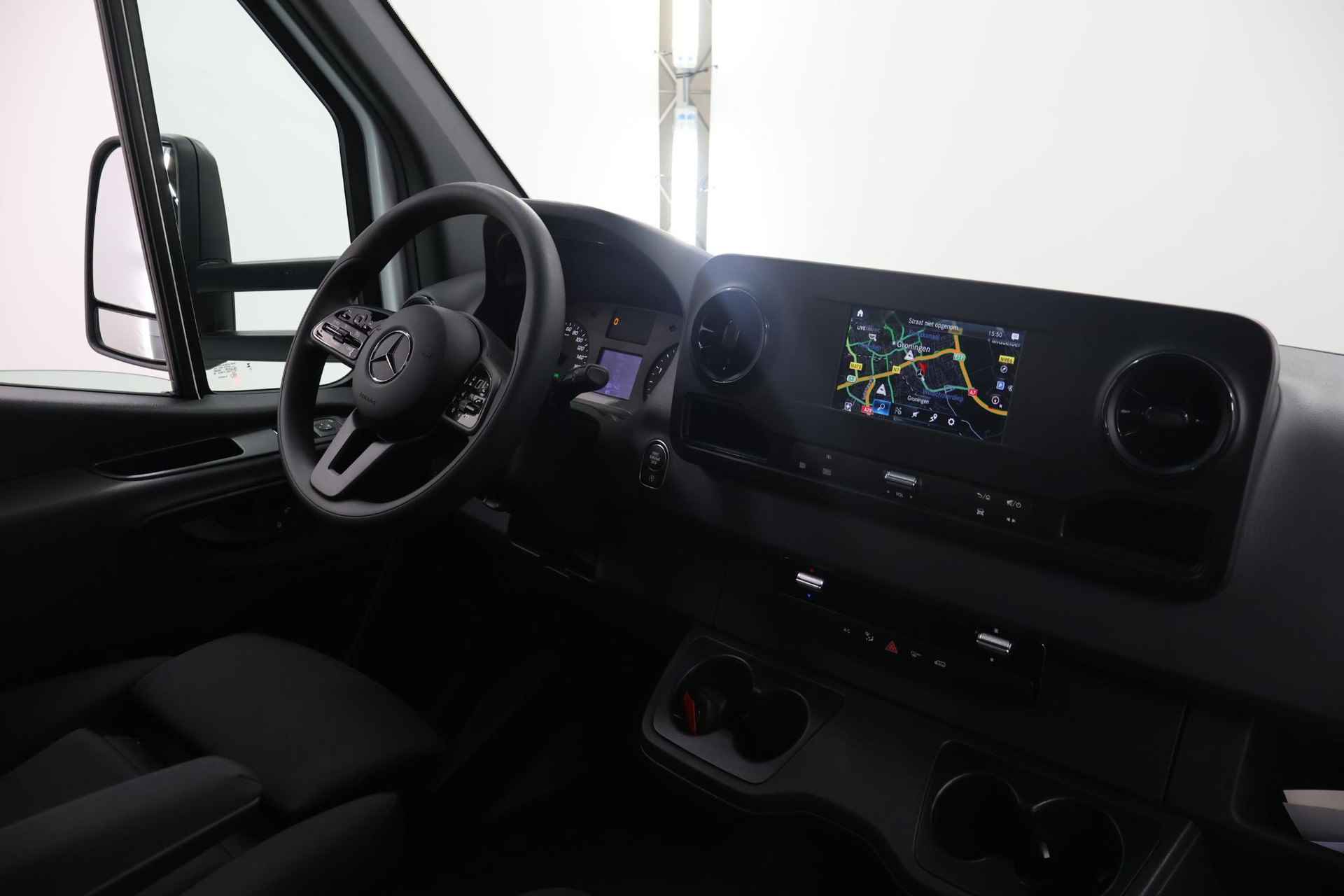 Mercedes-Benz Sprinter 517 CDI Bakwagen met Laadklep | Airco | Cruise Control | MBUX | Navigatie | Carplay | LED | 170 PK | Laadklep+zijdeur | Certified | - 12/41