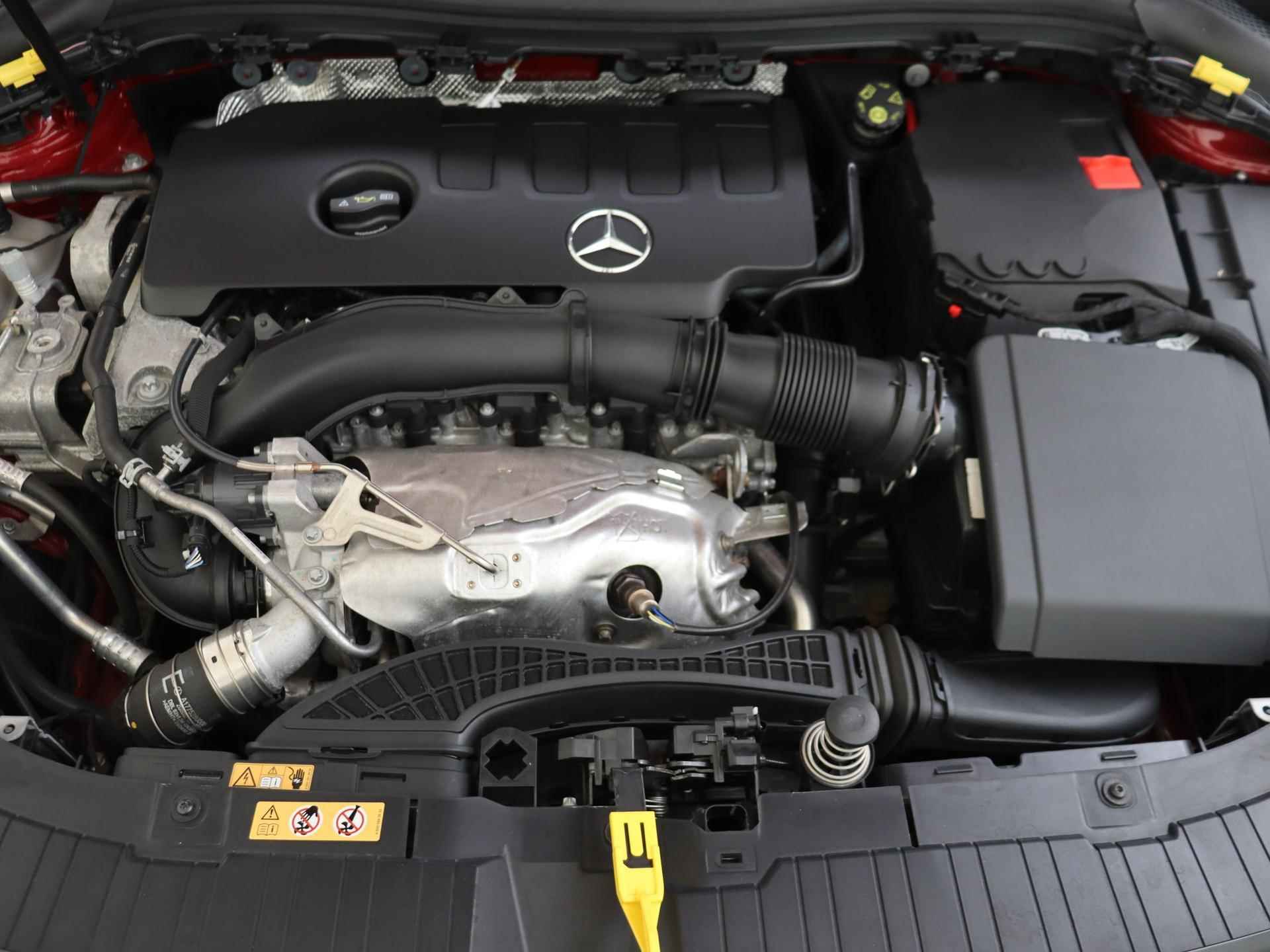 Mercedes-Benz GLA-klasse 250 4MATIC AMG Line / Stoelverwarming / 360Graden-Camera / Panaroma-schuifdak / Memory-Stoelen / Sfeerverlichting / Trekhaak / - 3/33