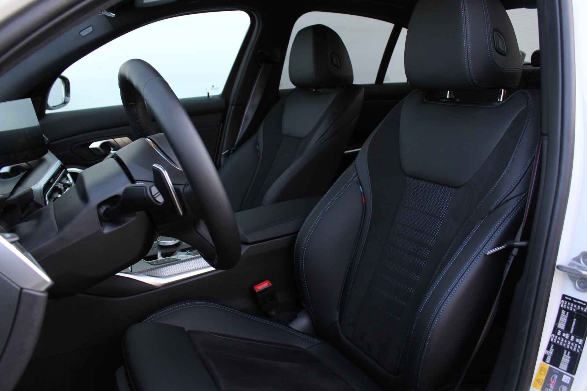 BMW 3-serie 320e High Executive M Sport Automaat / Schuif-kanteldak / Sportstoelen / Active Cruise Control / Adaptief M Onderstel / Adaptieve LED / Parking Assistant - 7/47