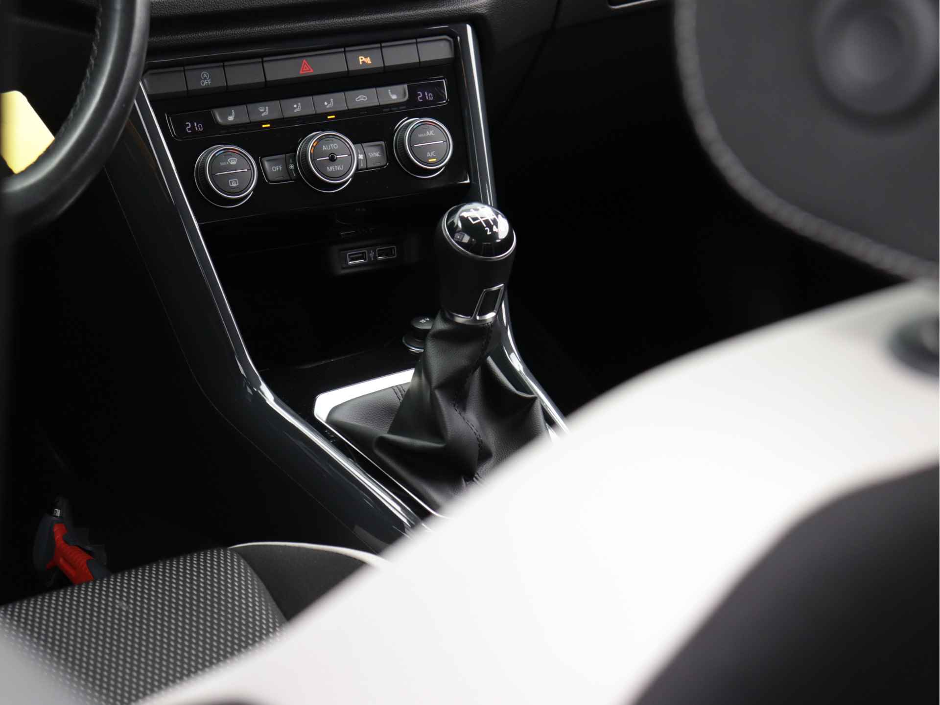 Volkswagen T-Roc 1.5 TSI Sport 150pk | Navigatie | Trekhaak | Camera | Stoelverwarming | App-Connect | Digital Cockpit - 43/51