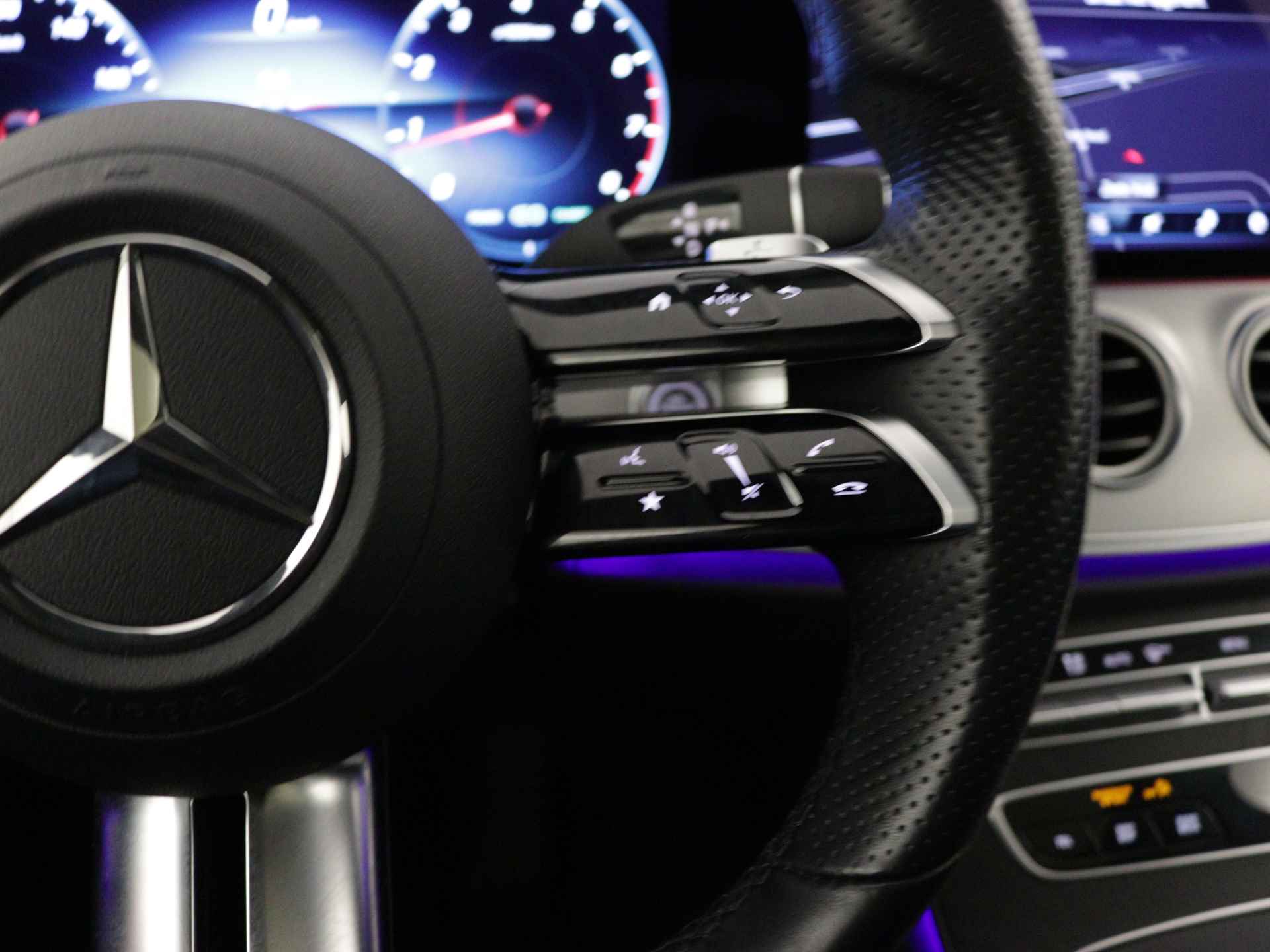 Mercedes-Benz E-Klasse 200 AMG Nightpakket | Panoramadak | Burmester Audio | Memory | Keyless Go | Dode Hoek Ass | 360 gr Camera | Inclusief 24 maanden Mercedes-Benz Certified garantie voor Europa. - 24/44