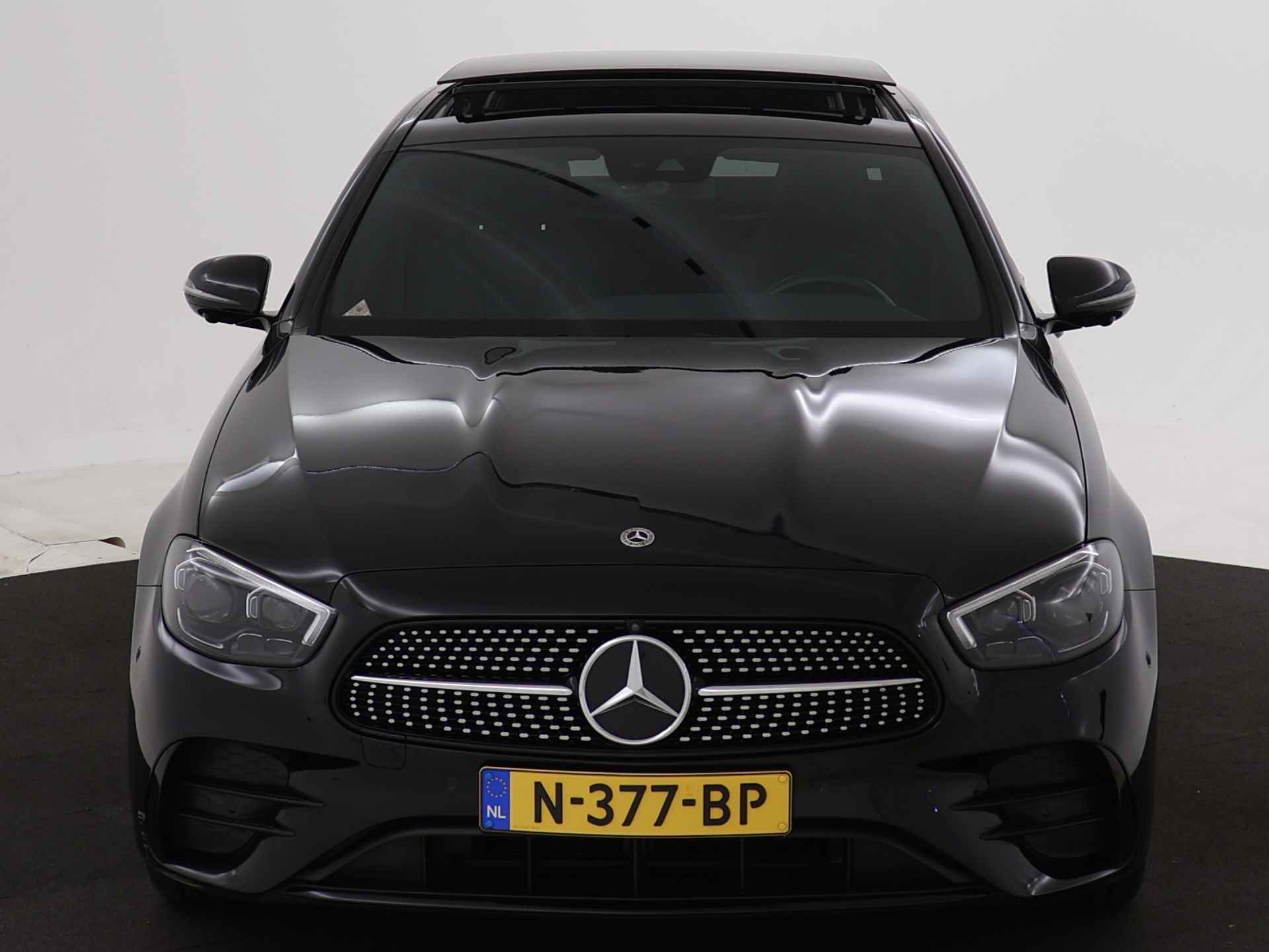 Mercedes-Benz E-Klasse 200 AMG Nightpakket | Panoramadak | Burmester Audio | Memory | Keyless Go | Dode Hoek Ass | 360 gr Camera | Inclusief 24 maanden Mercedes-Benz Certified garantie voor Europa. - 28/44
