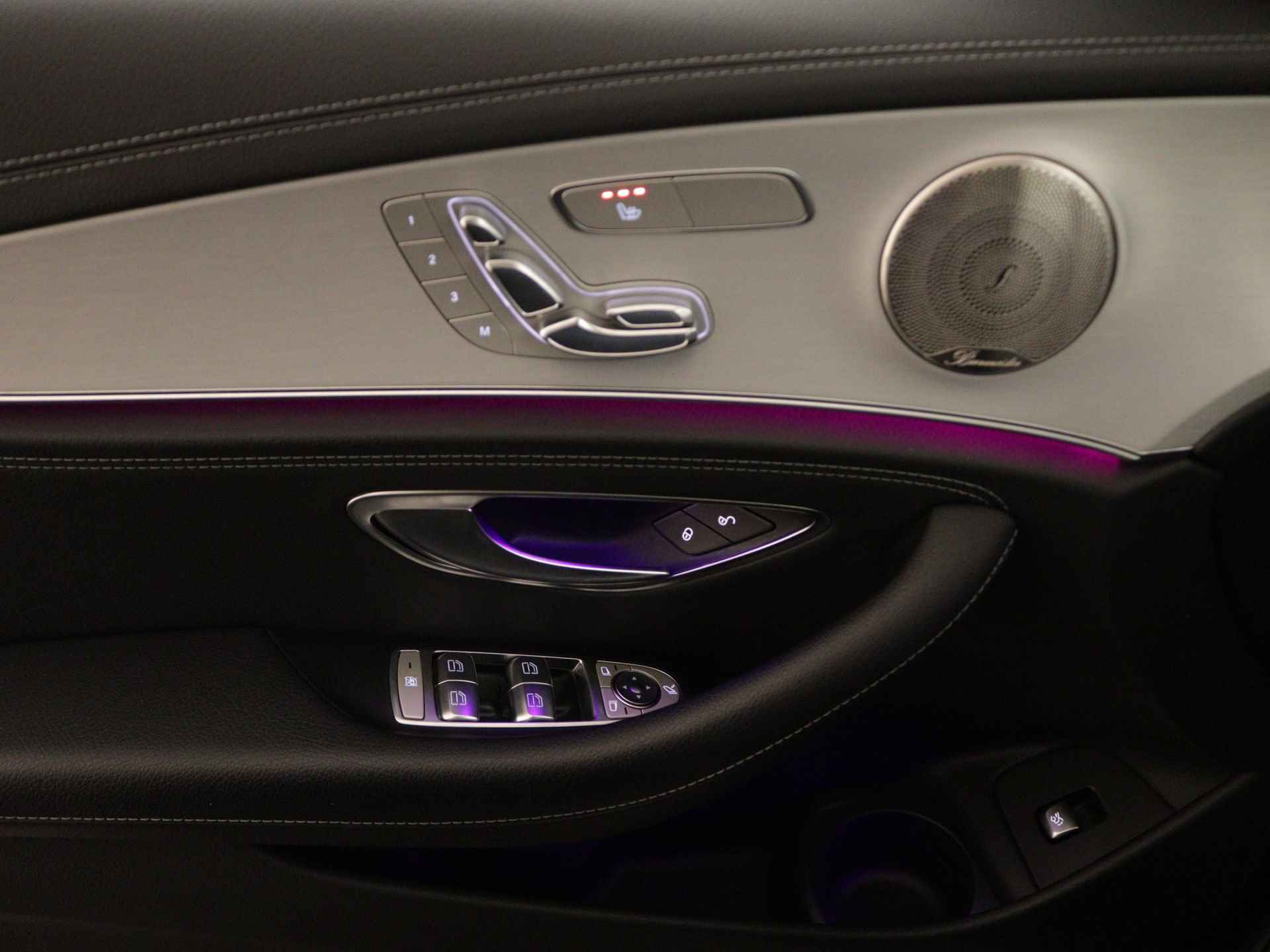 Mercedes-Benz E-Klasse 200 AMG Nightpakket | Panoramadak | Burmester Audio | Memory | Keyless Go | Dode Hoek Ass | 360 gr Camera | Inclusief 24 maanden Mercedes-Benz Certified garantie voor Europa. - 33/44