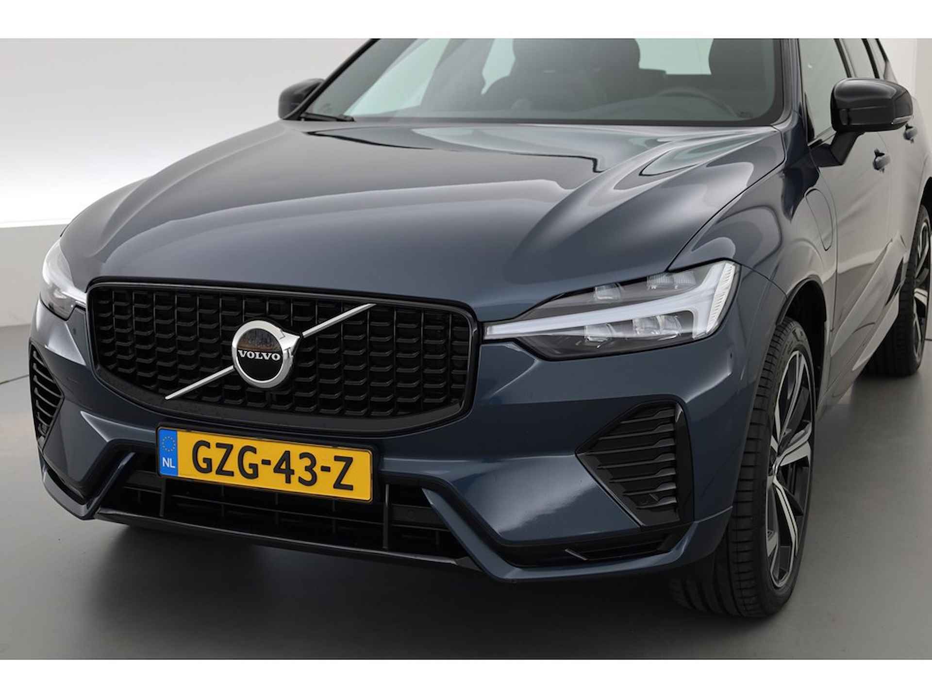 Volvo XC60 2.0 350PK T6 Plug-in hybrid AWD R-Design, B&W audio, Trekhaak, ad.cruise, Pano - 2/30