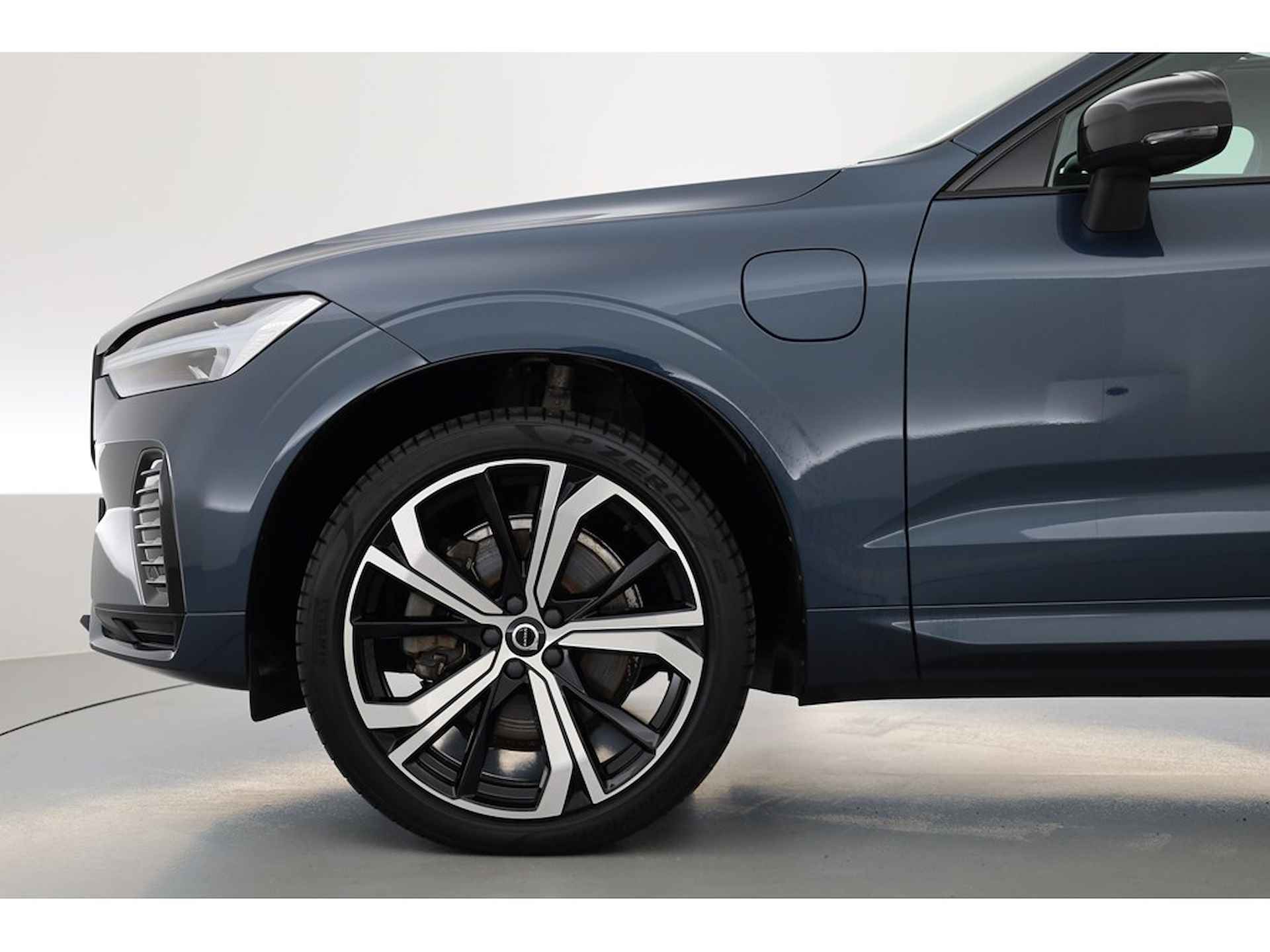 Volvo XC60 2.0 350PK T6 Plug-in hybrid AWD R-Design, B&W audio, Trekhaak, ad.cruise, Pano - 3/30