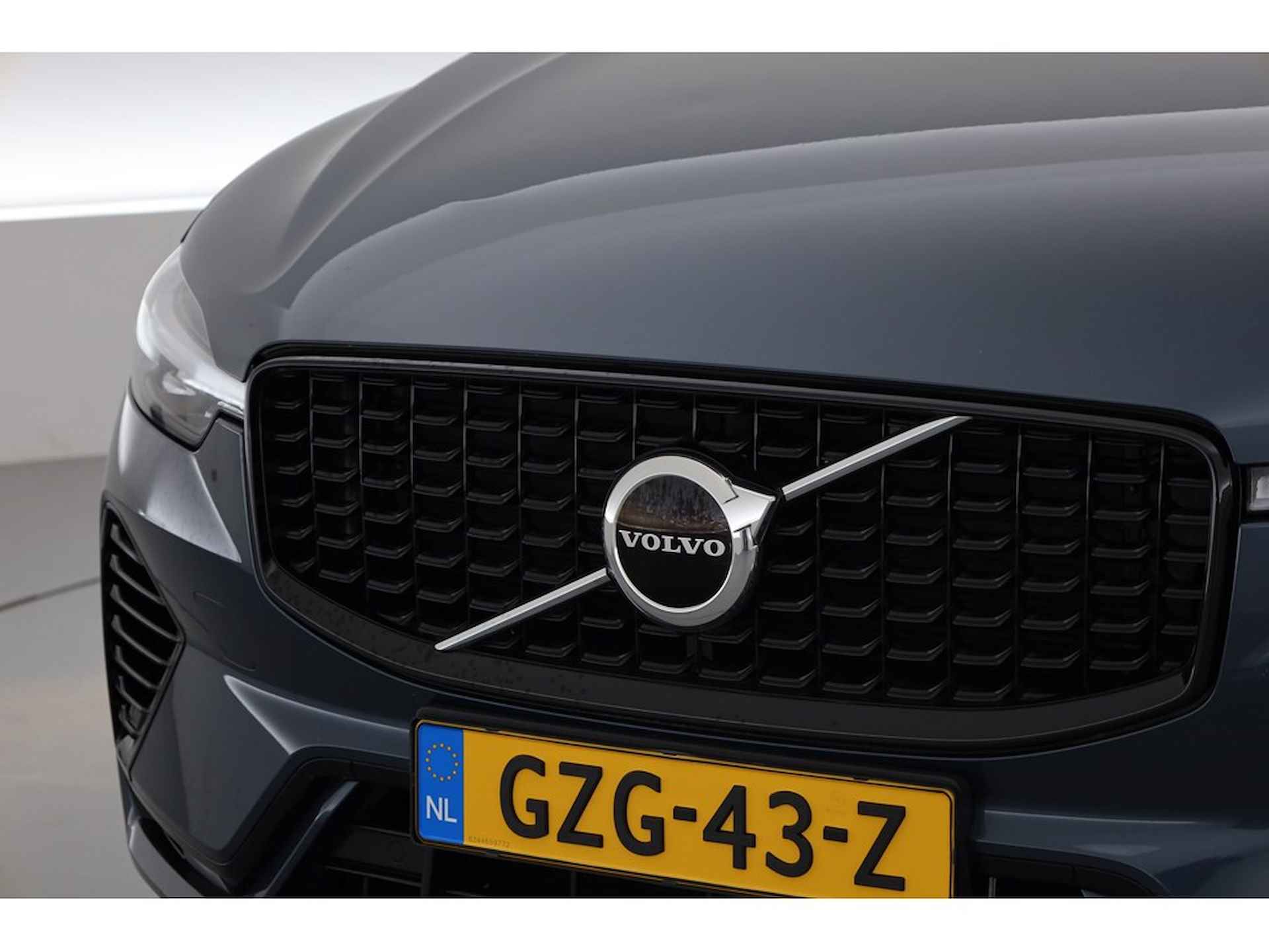 Volvo XC60 2.0 350PK T6 Plug-in hybrid AWD R-Design, B&W audio, Trekhaak, ad.cruise, Pano - 4/30