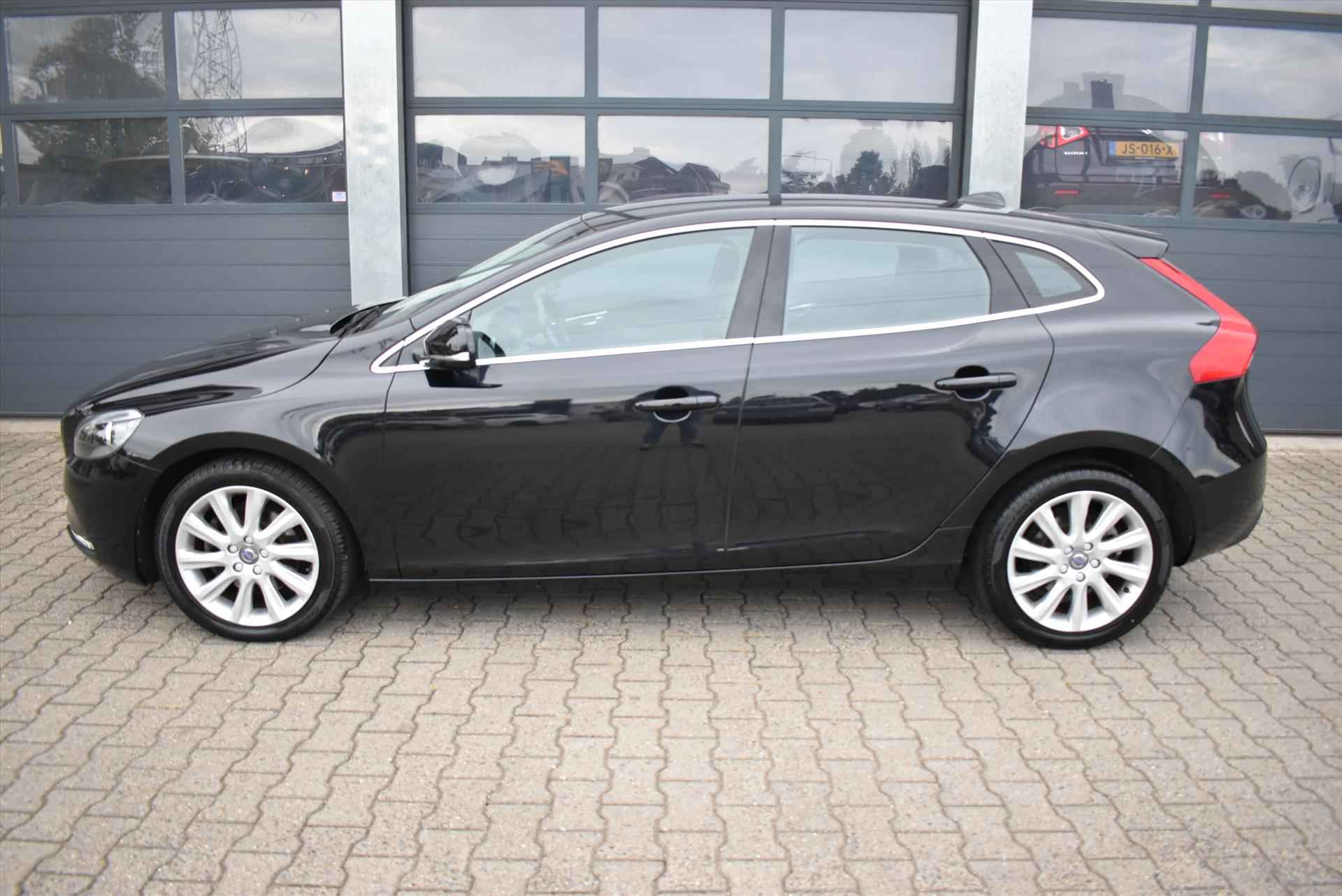 VOLVO V40 1.6 T3 150pk Momentum - 2/34