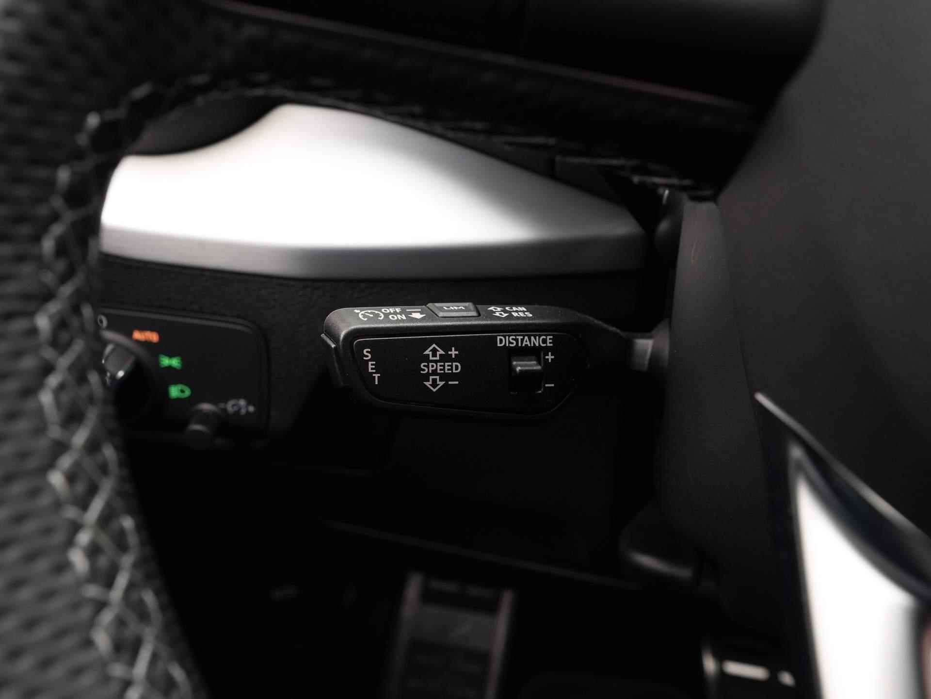 Audi Q2 35 TFSI S Edition | S Line | panoramadak | zwart optiek | SONOS | 18" - 18/49