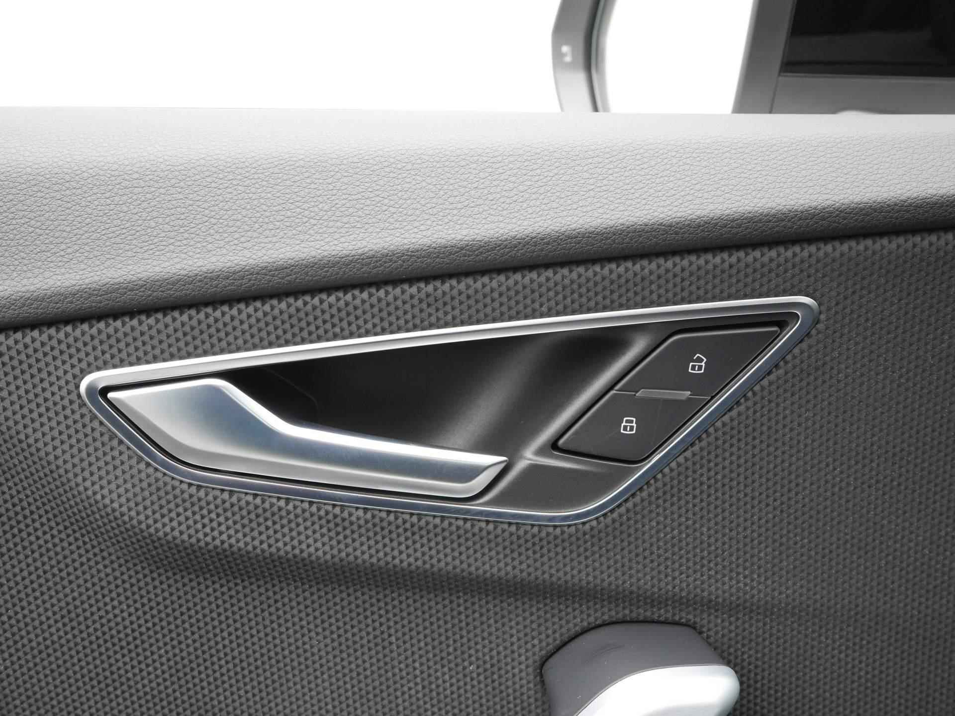 Audi Q2 35 TFSI S Edition | S Line | panoramadak | zwart optiek | SONOS | 18" - 30/49