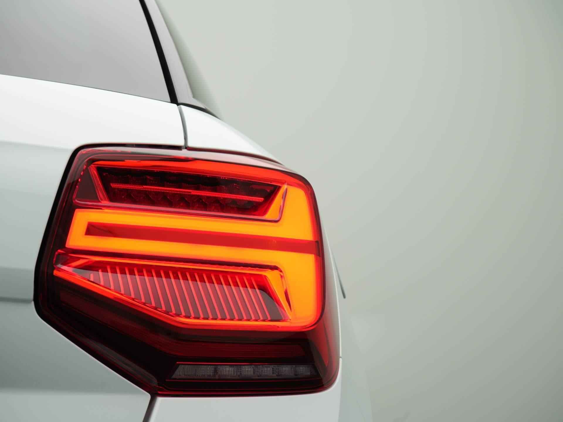 Audi Q2 35 TFSI S Edition | S Line | panoramadak | zwart optiek | SONOS | 18" - 49/49