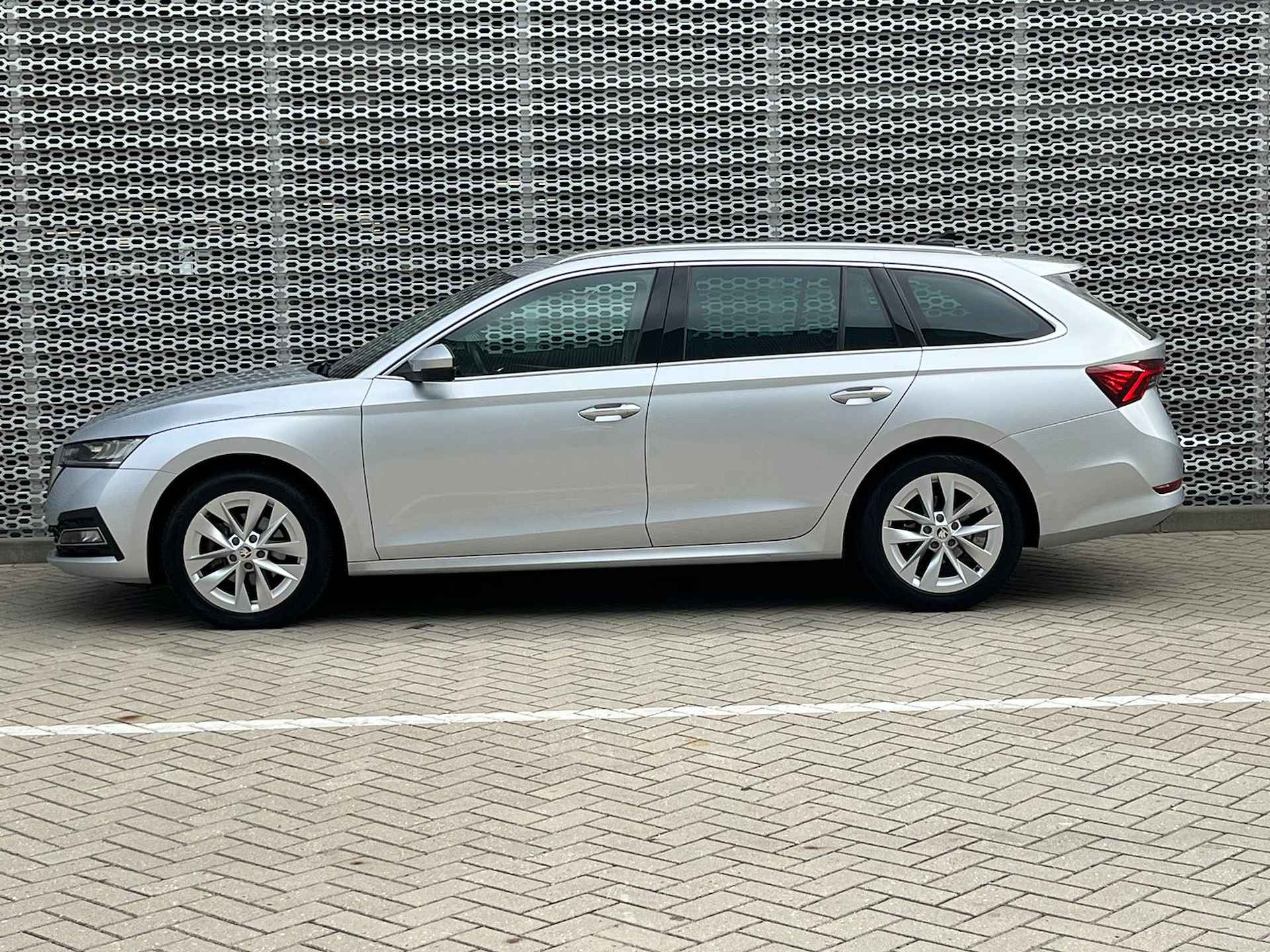 Škoda Octavia Combi 1.0 e-TSI Business Edition Plus / 17" LMV / Parkeersensoren V+A / Digitale Cockpit / Sfeerverlichting / Stoelverwarming P4 - 5/37