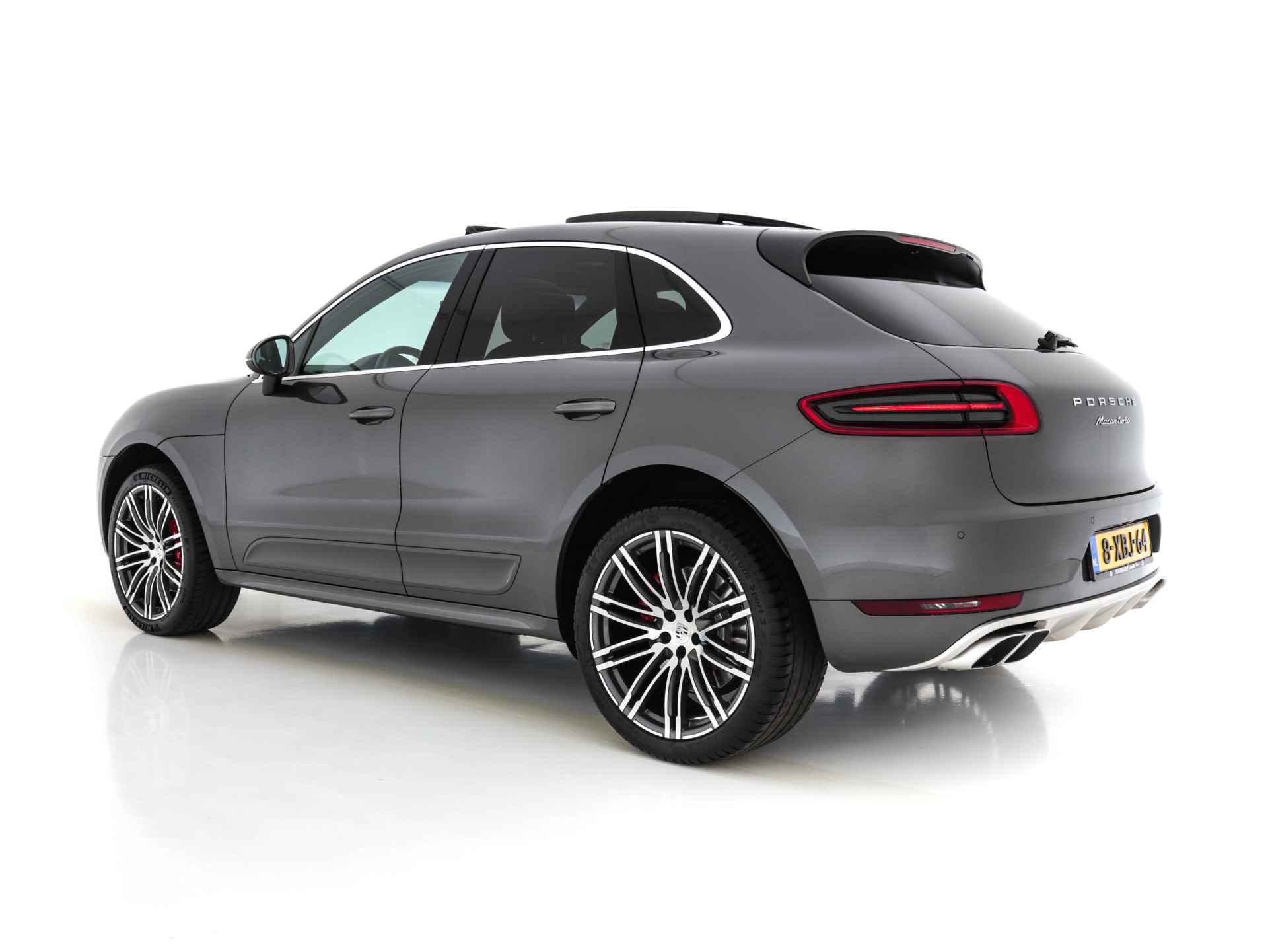 Porsche Macan 3.6 Turbo Aut. *PANO | XENON | VOLLEDER | BOSE-SOUND | NL-AUTO | NAVI-PROF | XENON | COMFORT-SEATS | CAMERA | ECC | PDC | ALCANTARA | MODEL-2015* - 4/35