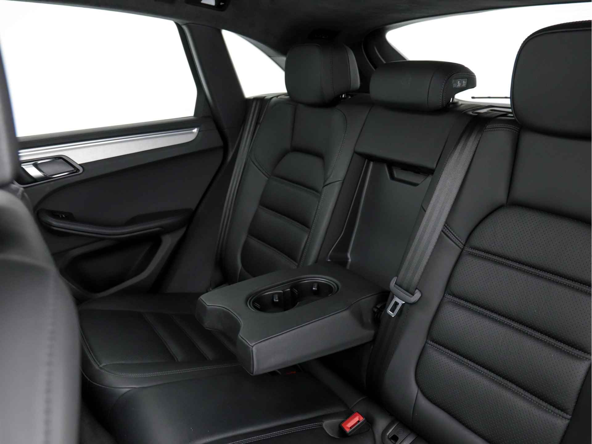 Porsche Macan 3.6 Turbo Aut. *PANO | XENON | VOLLEDER | BOSE-SOUND | NL-AUTO | NAVI-PROF | XENON | COMFORT-SEATS | CAMERA | ECC | PDC | ALCANTARA | MODEL-2015* - 23/35