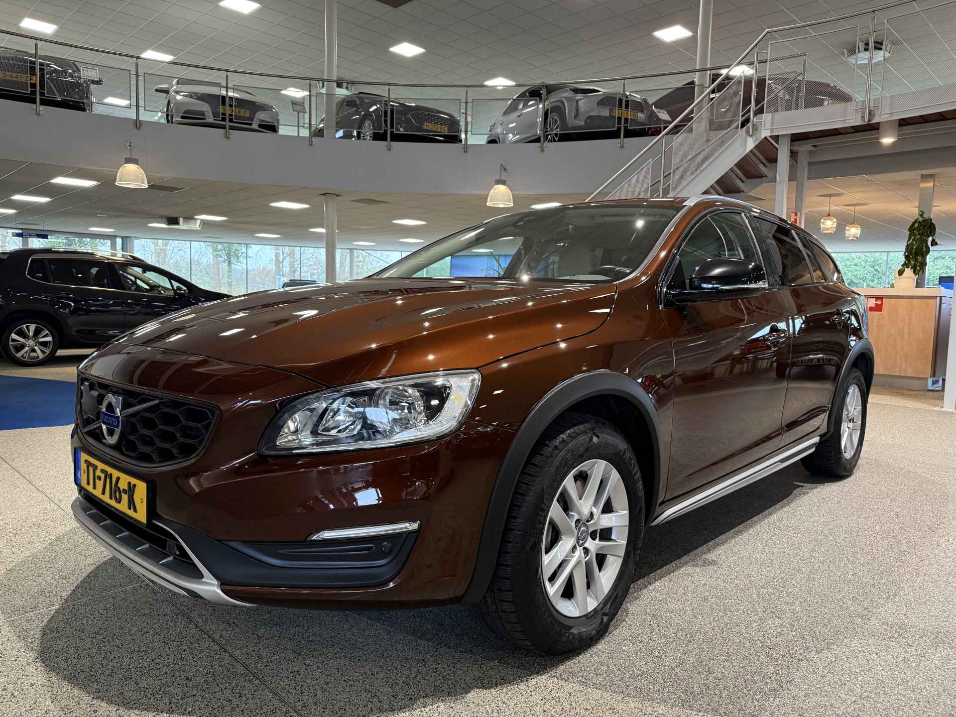 Volvo V60 Cross Country 2.0 D3 Summum, Leder, Camera, Cruise - 2/18