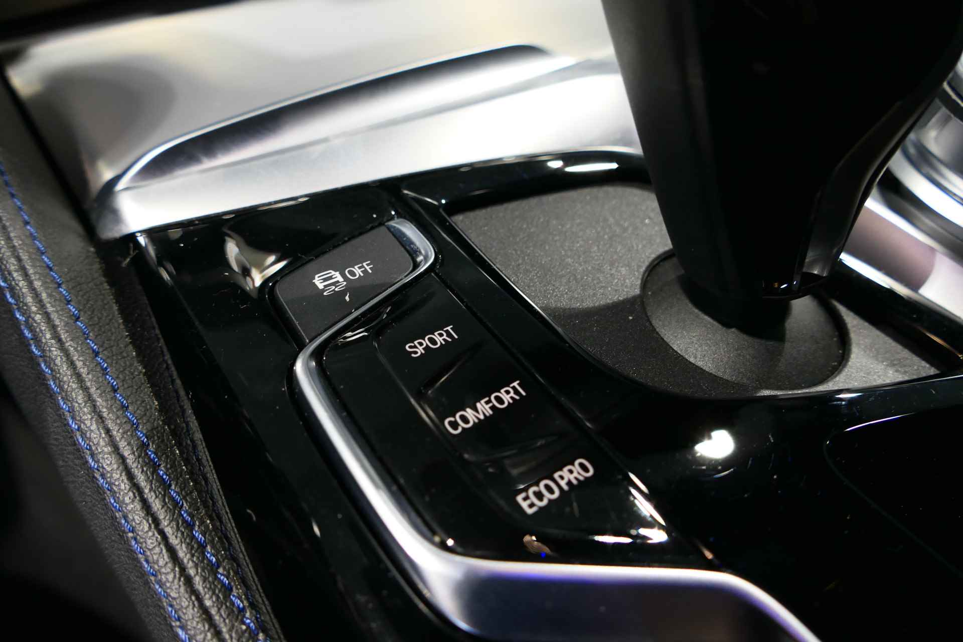 BMW 5 Serie 530e iPerformance High Executive - M-PAKKET, Automaat, Camera, (Verwarmde) Sportstoelen - 30/65