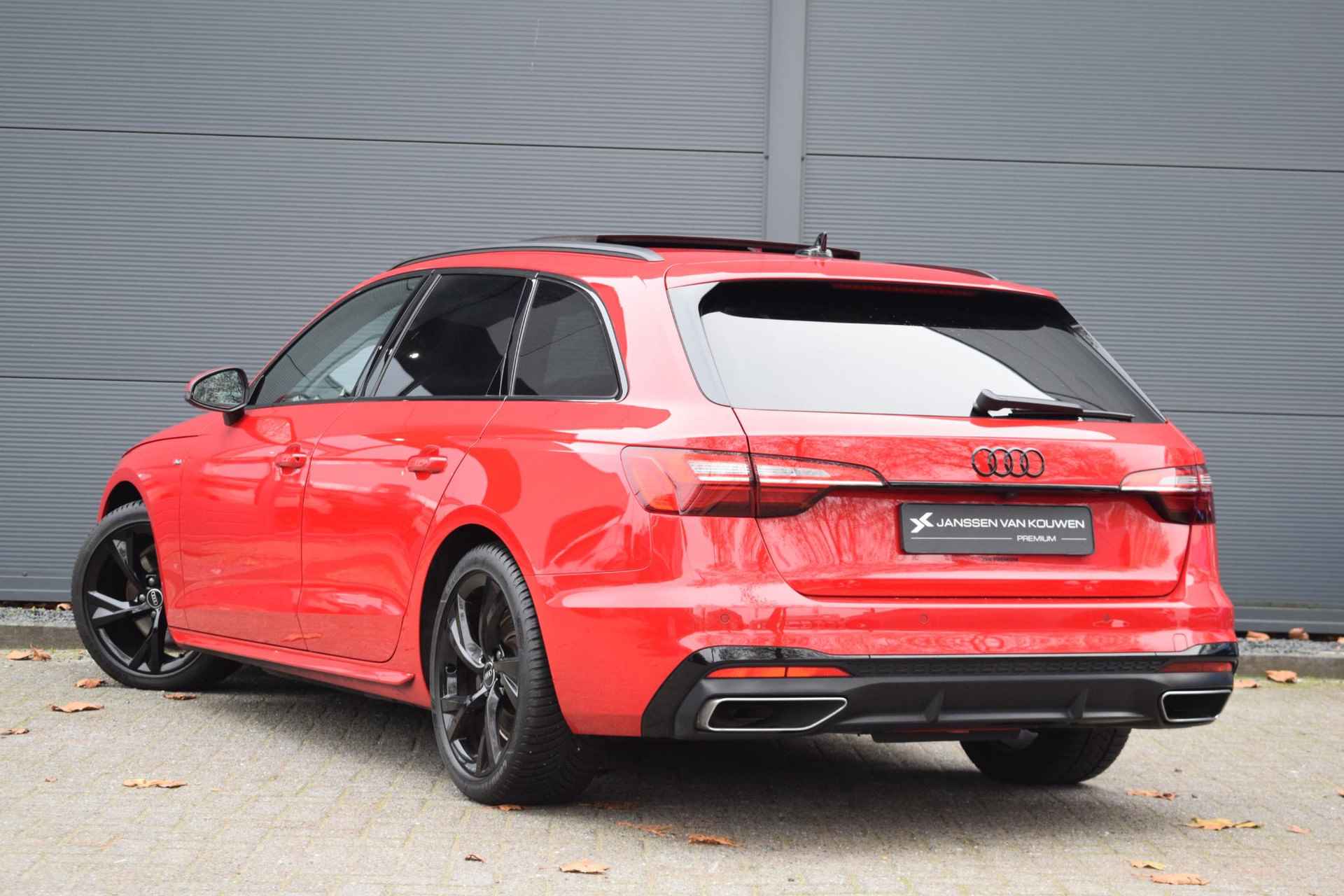 Audi A4 Avant 40 TFSI S edition Competition / S-Line / Trekhaak / Panoramadak - 4/73