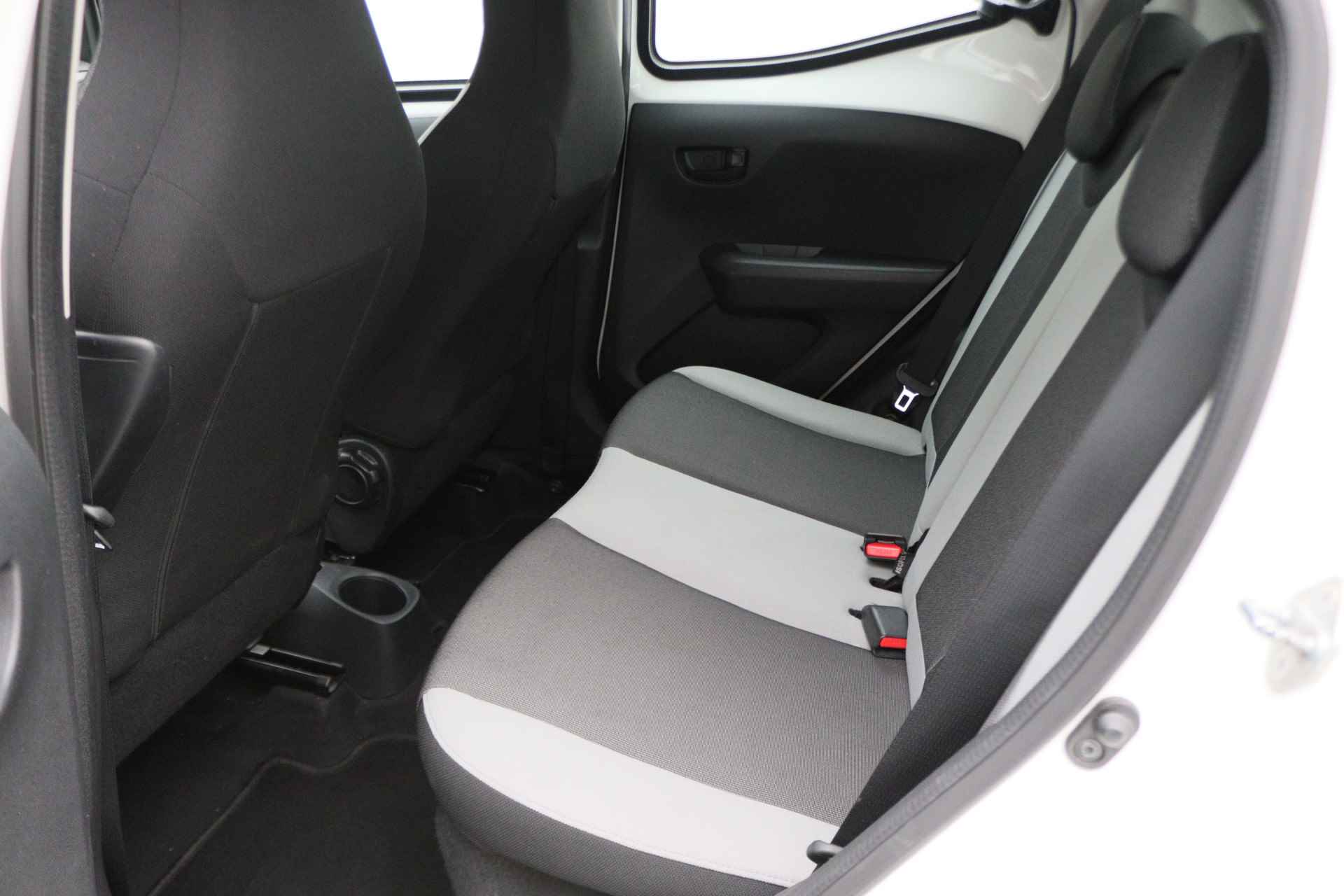 Toyota Aygo 1.0 VVT-i x-play 5-deurs Airco, Camera, Bluetooth, Limiter, USB/AUX, Elektr. Pakket - 12/40