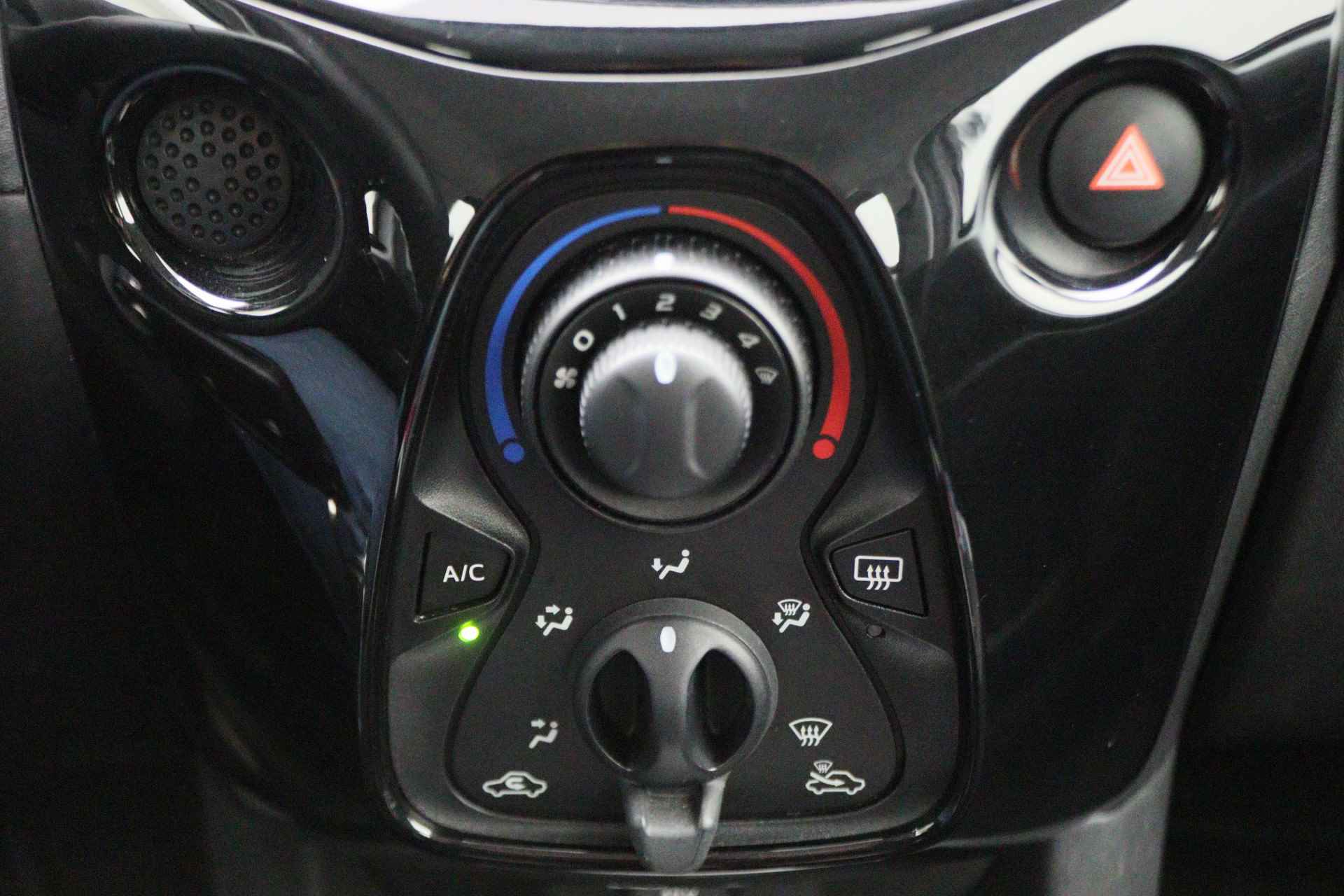 Toyota Aygo 1.0 VVT-i x-play 5-deurs Airco, Camera, Bluetooth, Limiter, USB/AUX, Elektr. Pakket - 37/40
