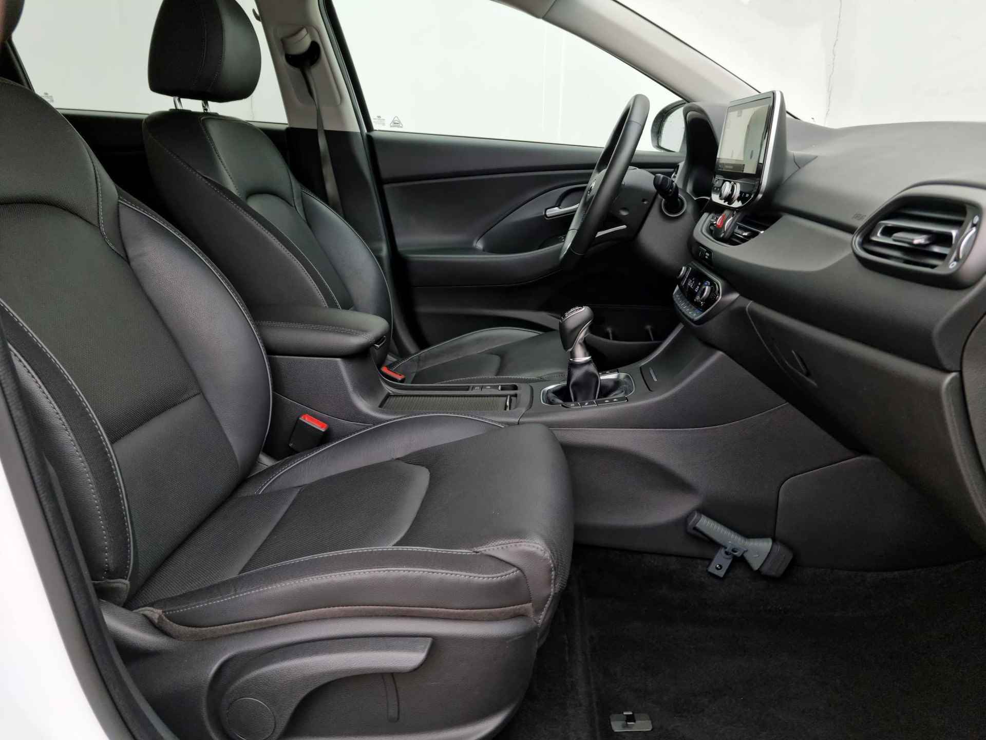 Hyundai i30 Wagon 1.5 T-GDi MHEV Premium / Private Lease Vanaf €629,- / Origineel NL / Lederen Bekleding - 40/43