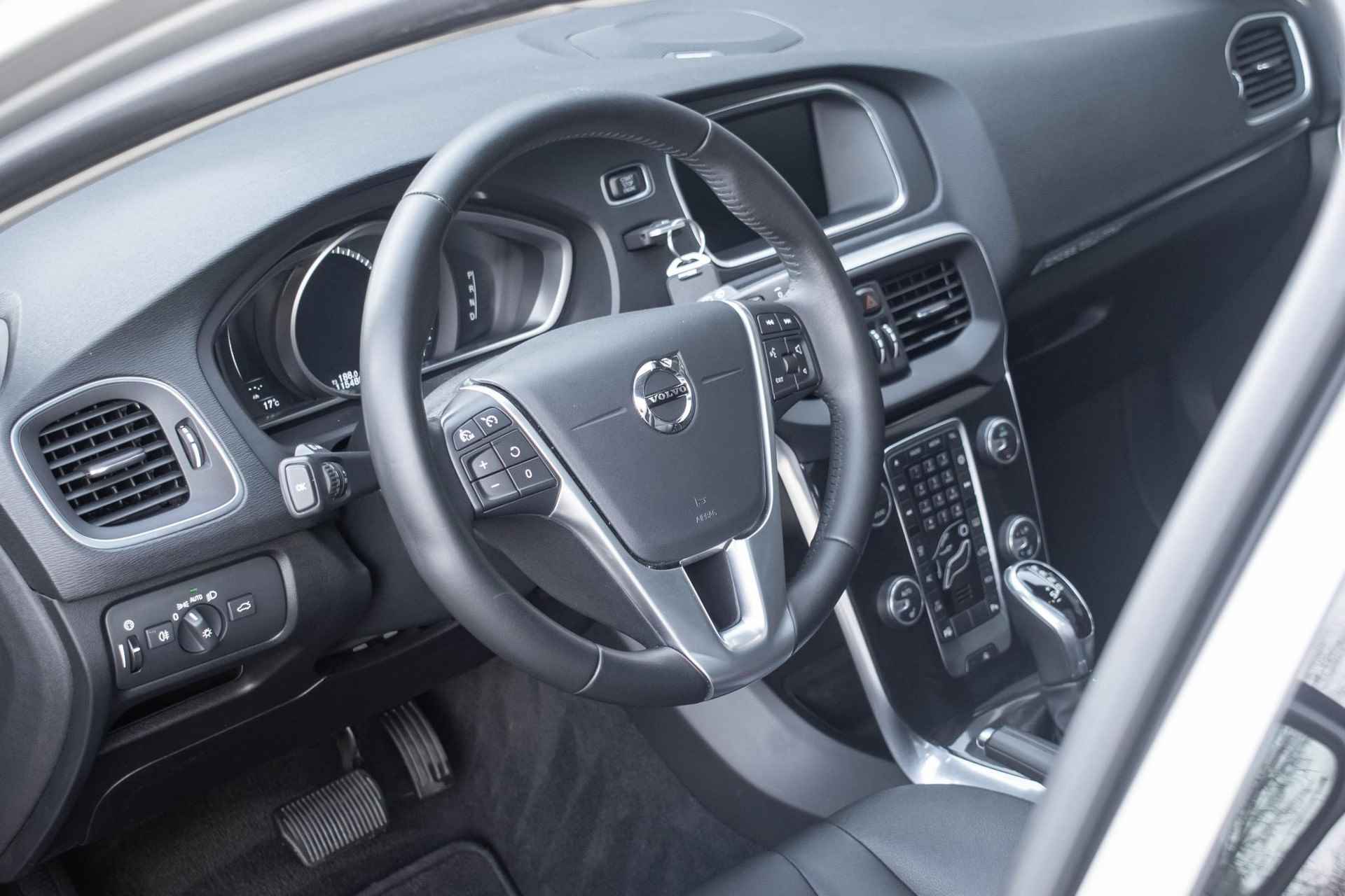 Volvo V40 Cross Country T3 Automaat  Polar+ Luxury | Panoramadak | Harman Kardon Audio | Lederen interieur | Park Assist voor en achter | Alarmklasse 3 | Parkeerverwarming - 3/31