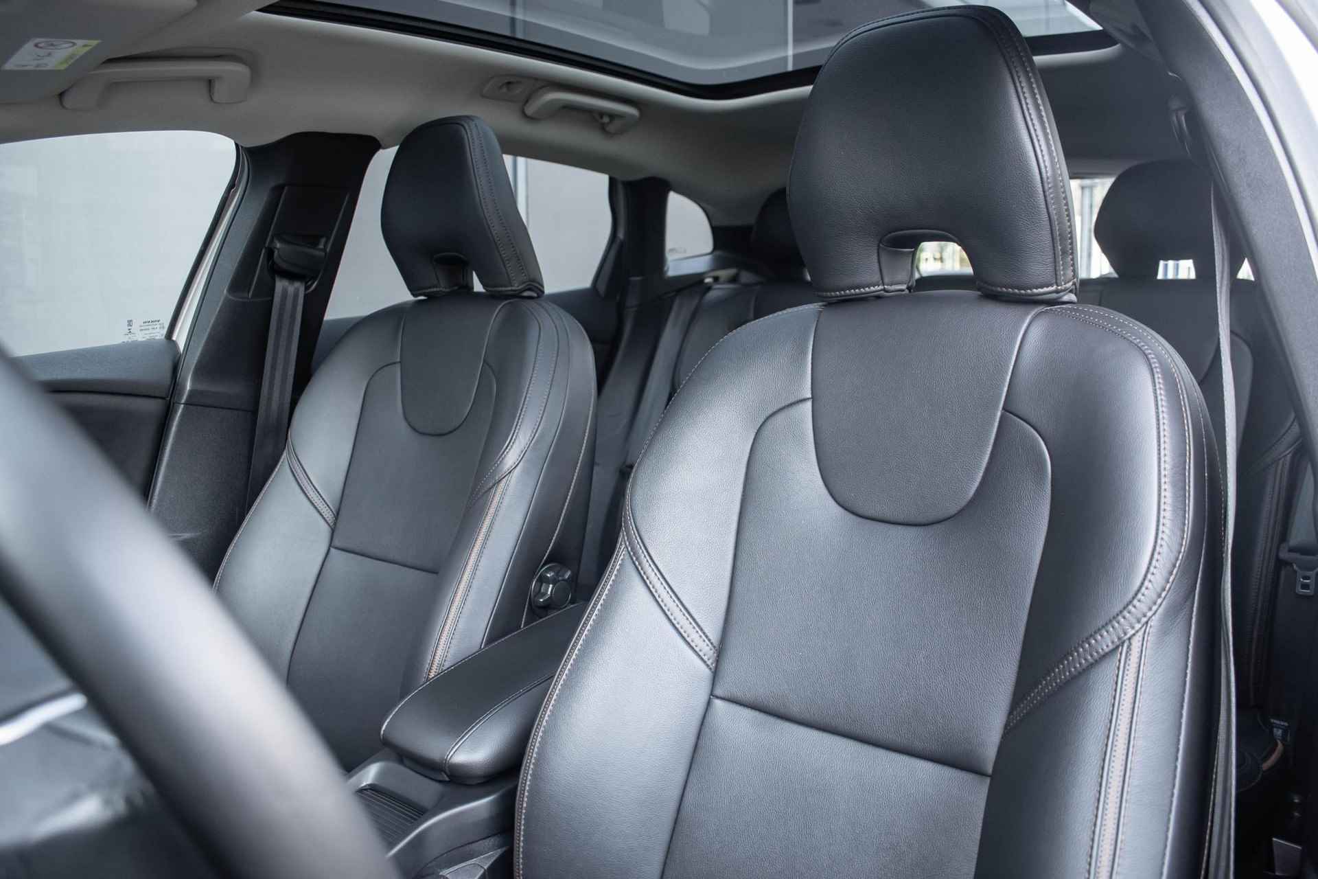 Volvo V40 Cross Country T3 Automaat  Polar+ Luxury | Panoramadak | Harman Kardon Audio | Lederen interieur | Park Assist voor en achter | Alarmklasse 3 | Parkeerverwarming - 13/31