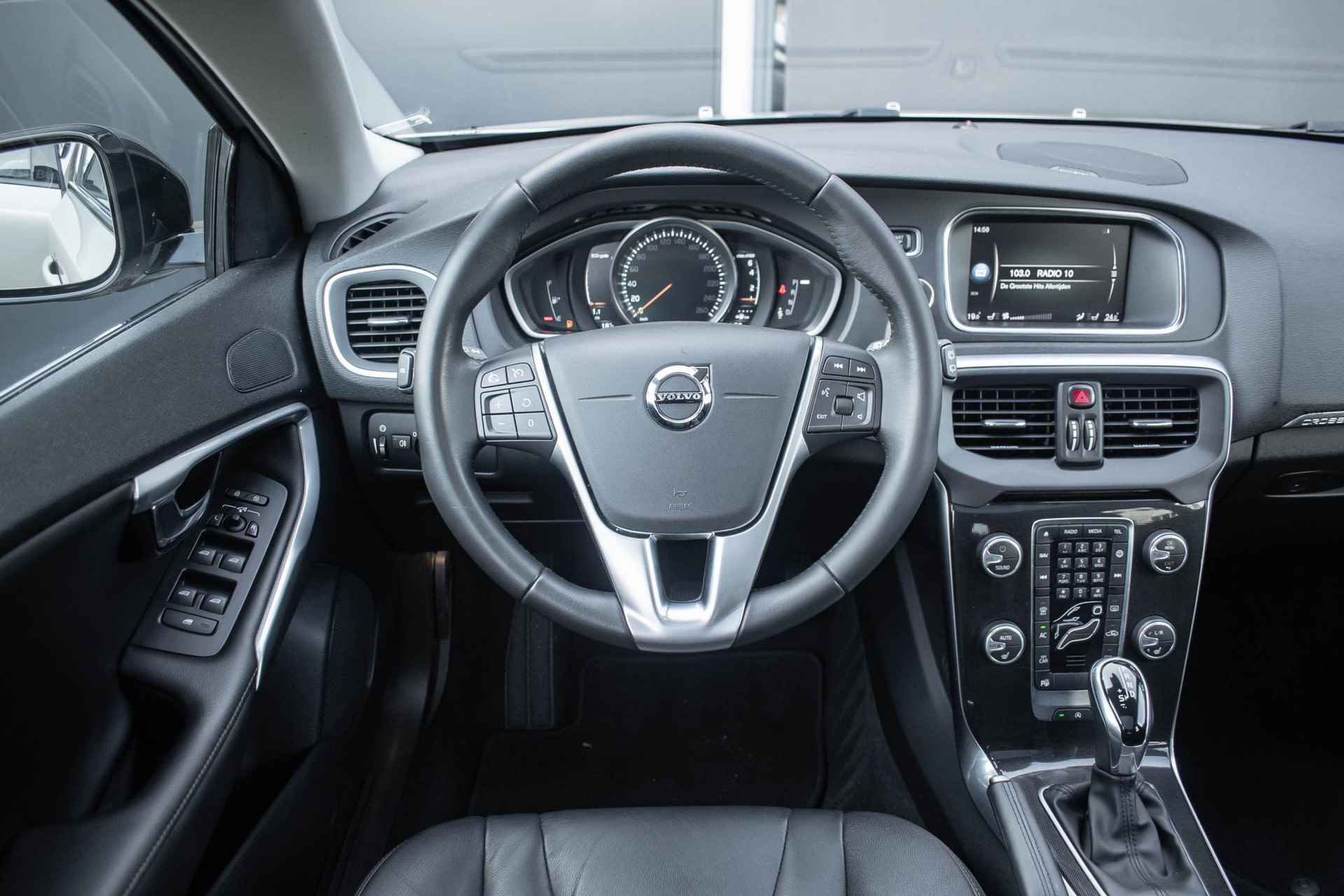 Volvo V40 Cross Country T3 Automaat  Polar+ Luxury | Panoramadak | Harman Kardon Audio | Lederen interieur | Park Assist voor en achter | Alarmklasse 3 | Parkeerverwarming - 15/31