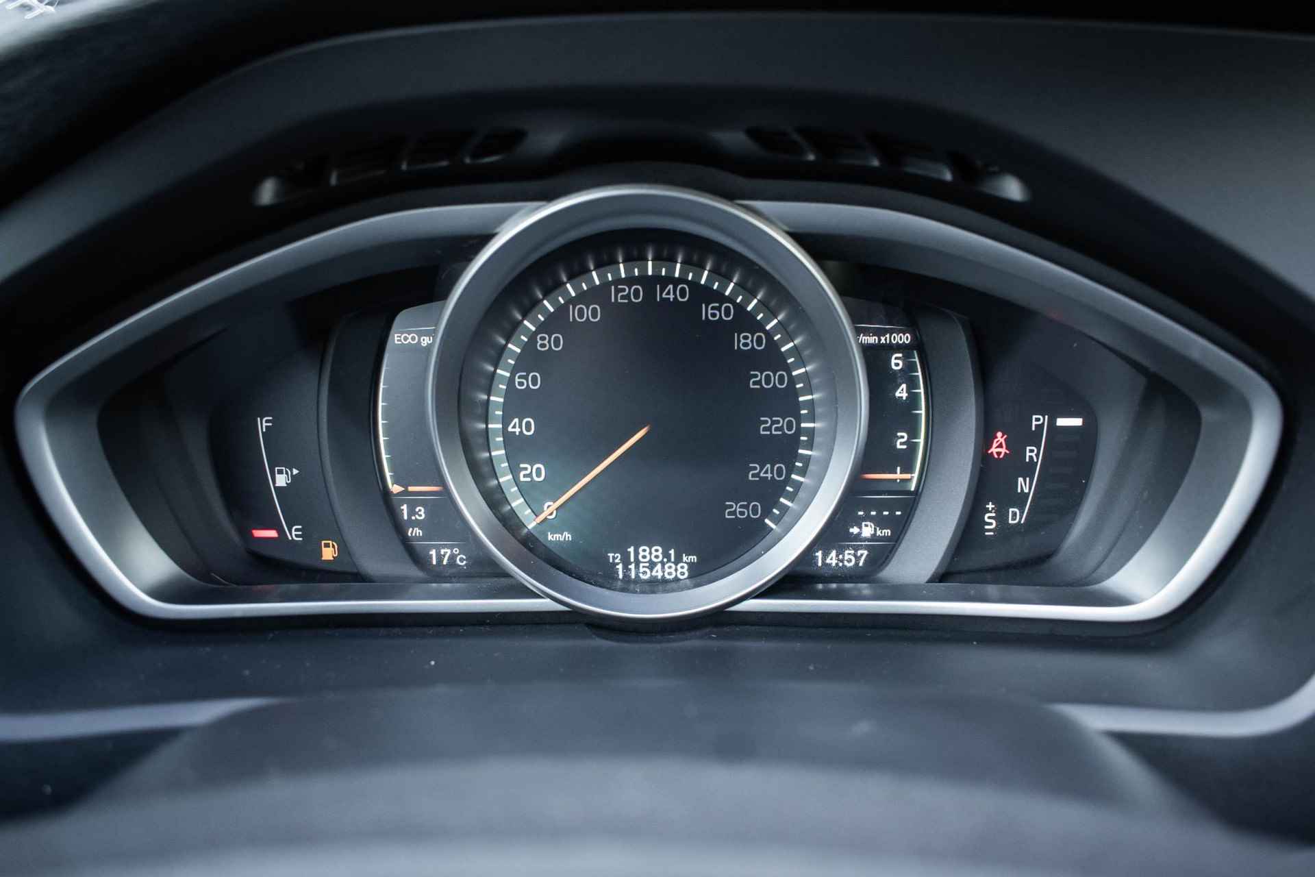 Volvo V40 Cross Country T3 Automaat  Polar+ Luxury | Panoramadak | Harman Kardon Audio | Lederen interieur | Park Assist voor en achter | Alarmklasse 3 | Parkeerverwarming - 16/31