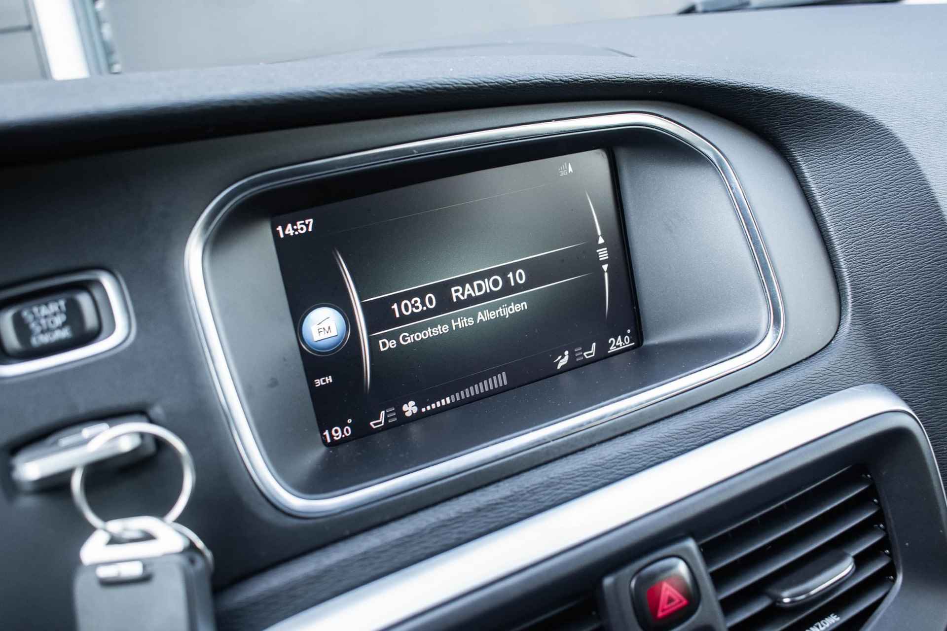 Volvo V40 Cross Country T3 Automaat  Polar+ Luxury | Panoramadak | Harman Kardon Audio | Lederen interieur | Park Assist voor en achter | Alarmklasse 3 | Parkeerverwarming - 19/31
