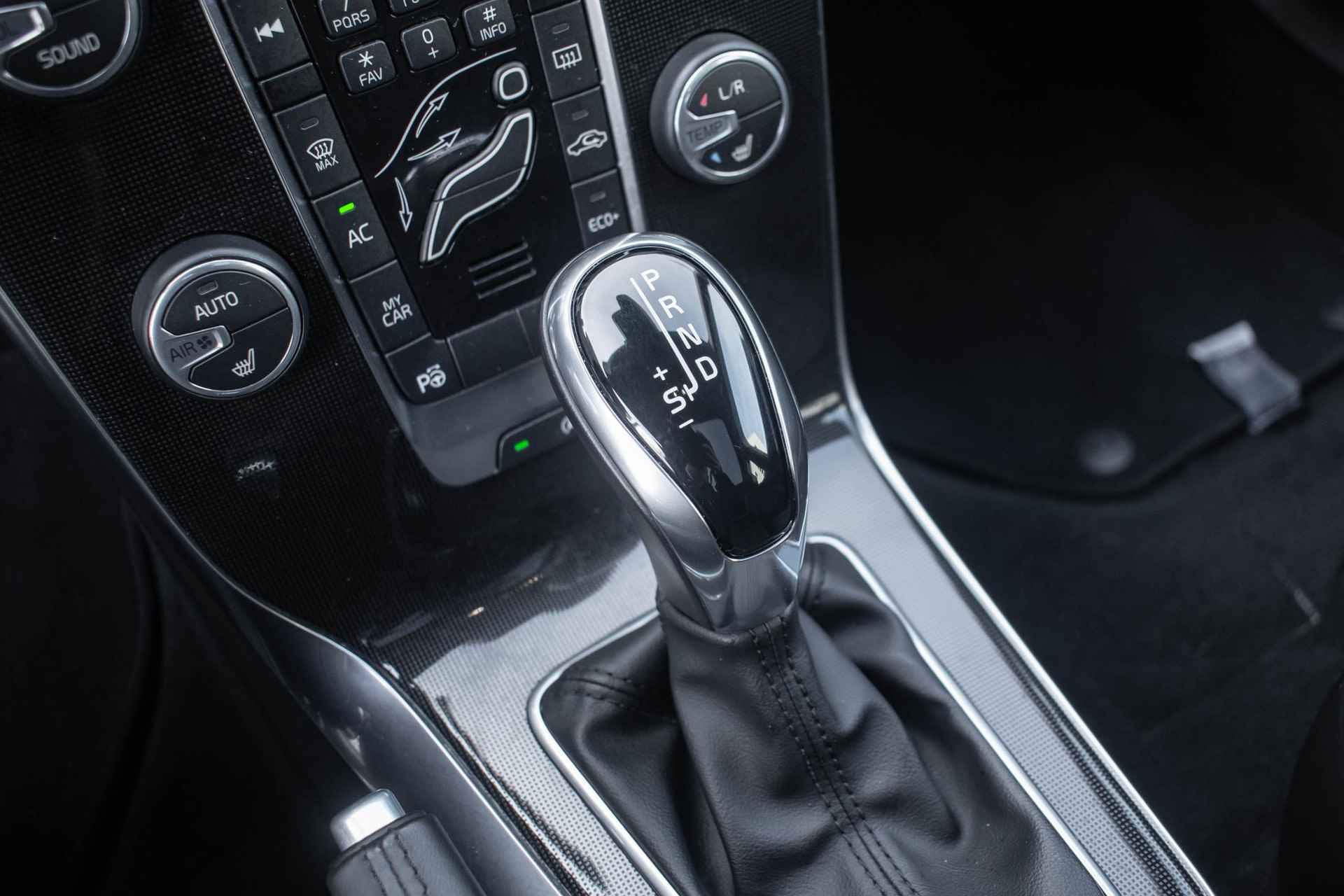 Volvo V40 Cross Country T3 Automaat  Polar+ Luxury | Panoramadak | Harman Kardon Audio | Lederen interieur | Park Assist voor en achter | Alarmklasse 3 | Parkeerverwarming - 22/31