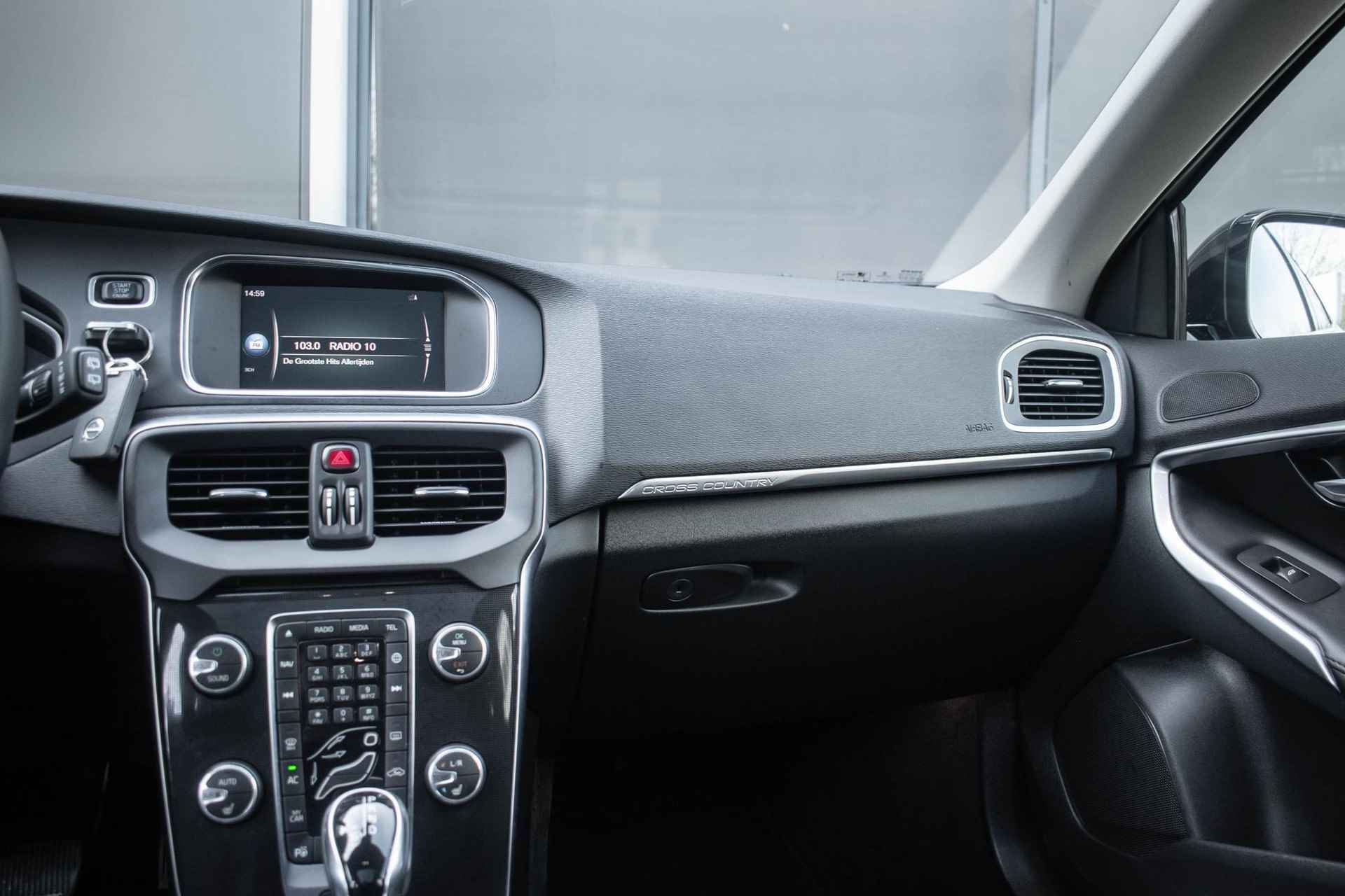 Volvo V40 Cross Country T3 Automaat  Polar+ Luxury | Panoramadak | Harman Kardon Audio | Lederen interieur | Park Assist voor en achter | Alarmklasse 3 | Parkeerverwarming - 23/31