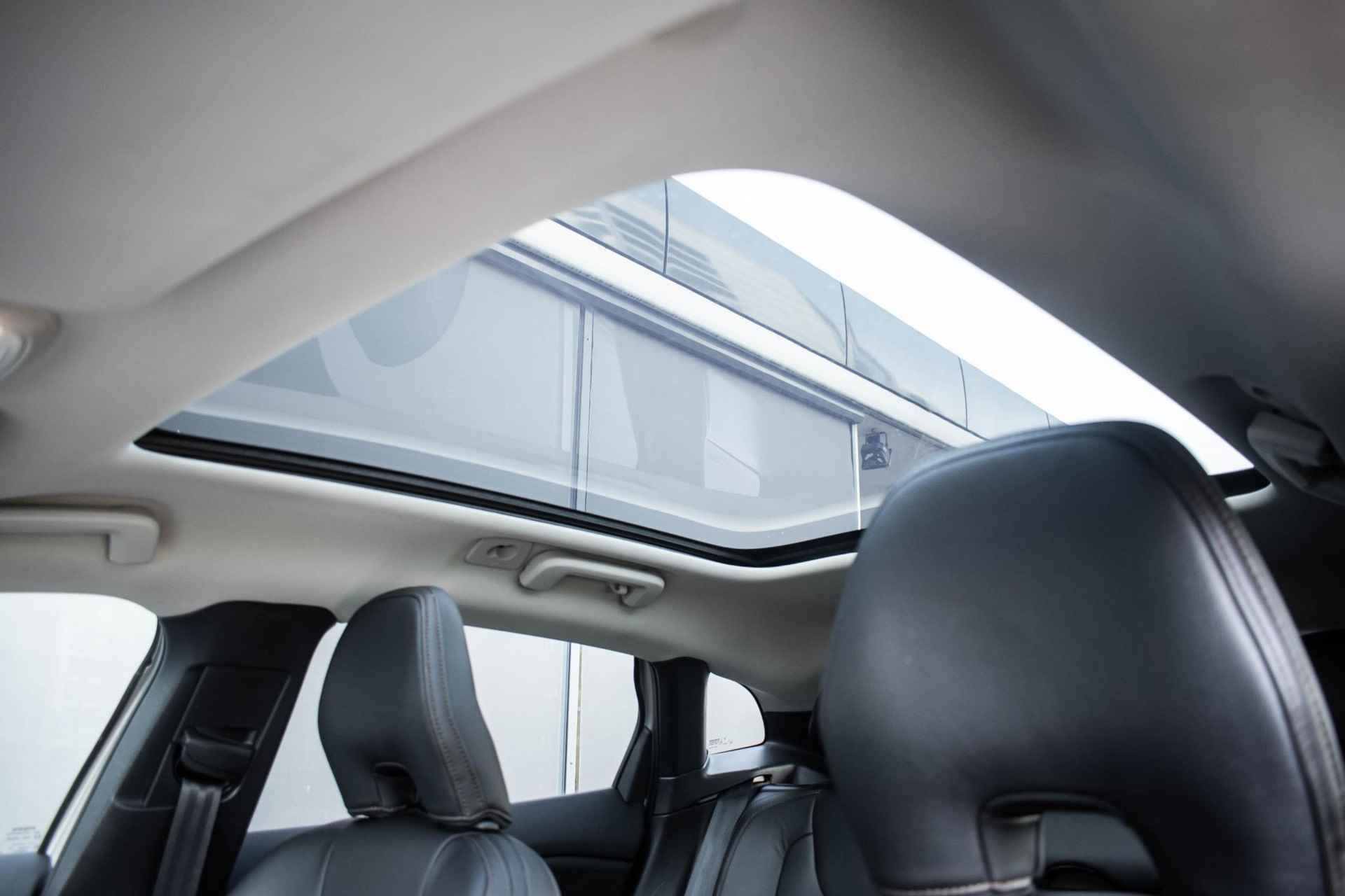 Volvo V40 Cross Country T3 Automaat  Polar+ Luxury | Panoramadak | Harman Kardon Audio | Lederen interieur | Park Assist voor en achter | Alarmklasse 3 | Parkeerverwarming - 24/31