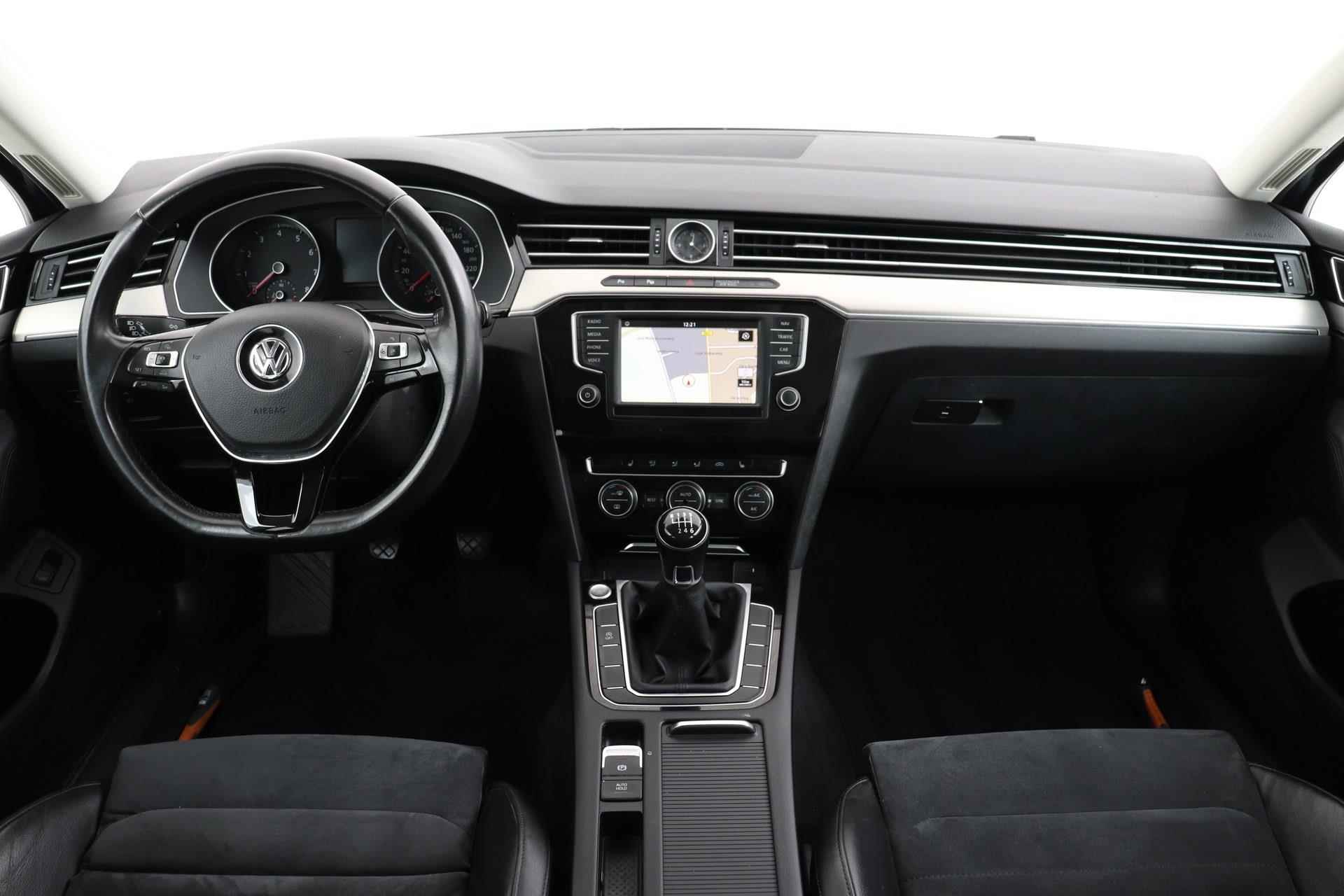 Volkswagen Passat Variant 1.4 TSI ACT Highline | Org NL | Adap. Cruise | Navigatie | Stoelverwarming | Sportstoelen | - 16/49