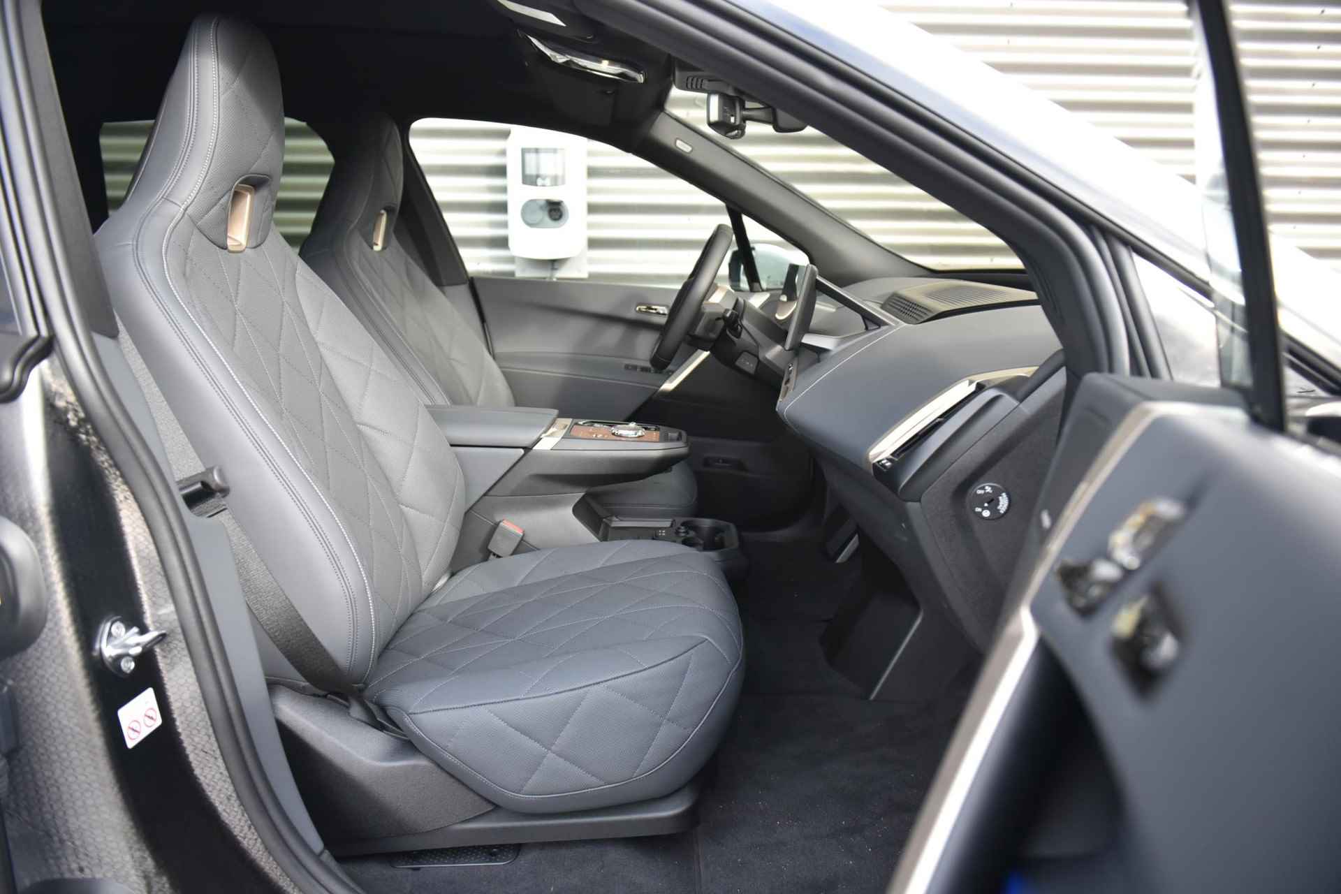 BMW iX xDrive40 Glazen panoramadak Sky Lounge | Trekhaak met elektrisch wegklapbare kogel - 5/27