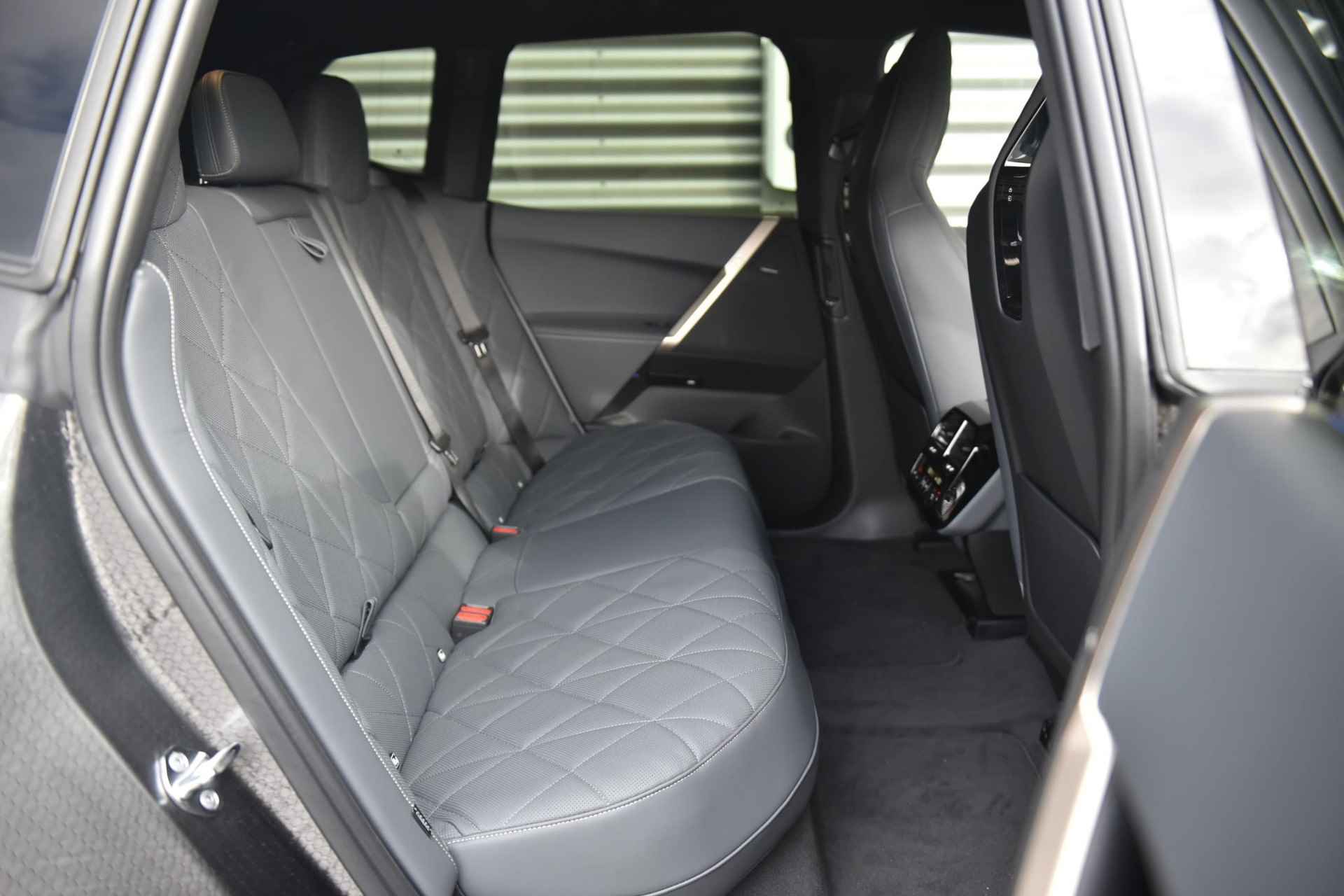BMW iX xDrive40 Glazen panoramadak Sky Lounge | Trekhaak met elektrisch wegklapbare kogel - 8/27