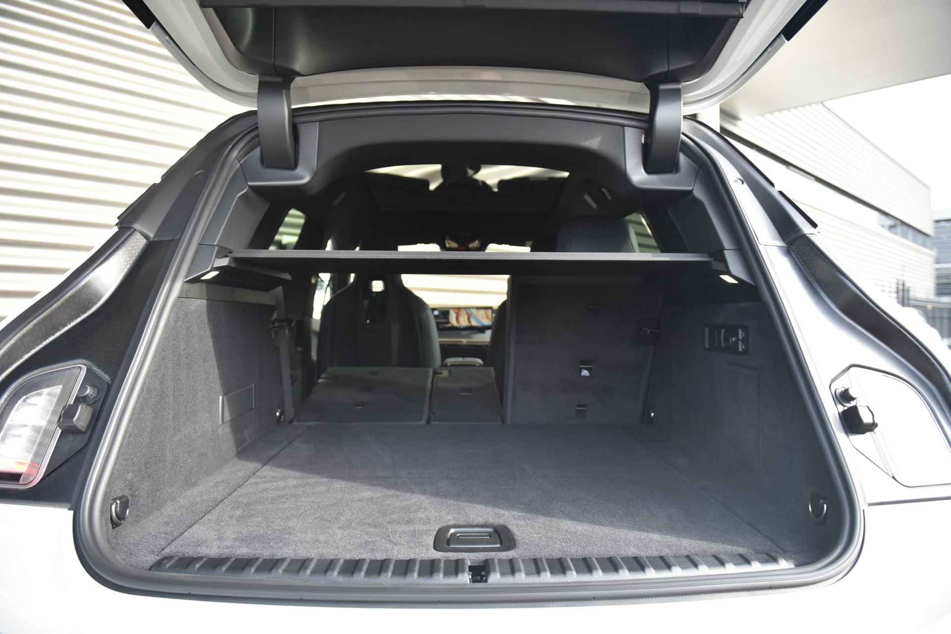 BMW iX xDrive40 Glazen panoramadak Sky Lounge | Trekhaak met elektrisch wegklapbare kogel - 11/27