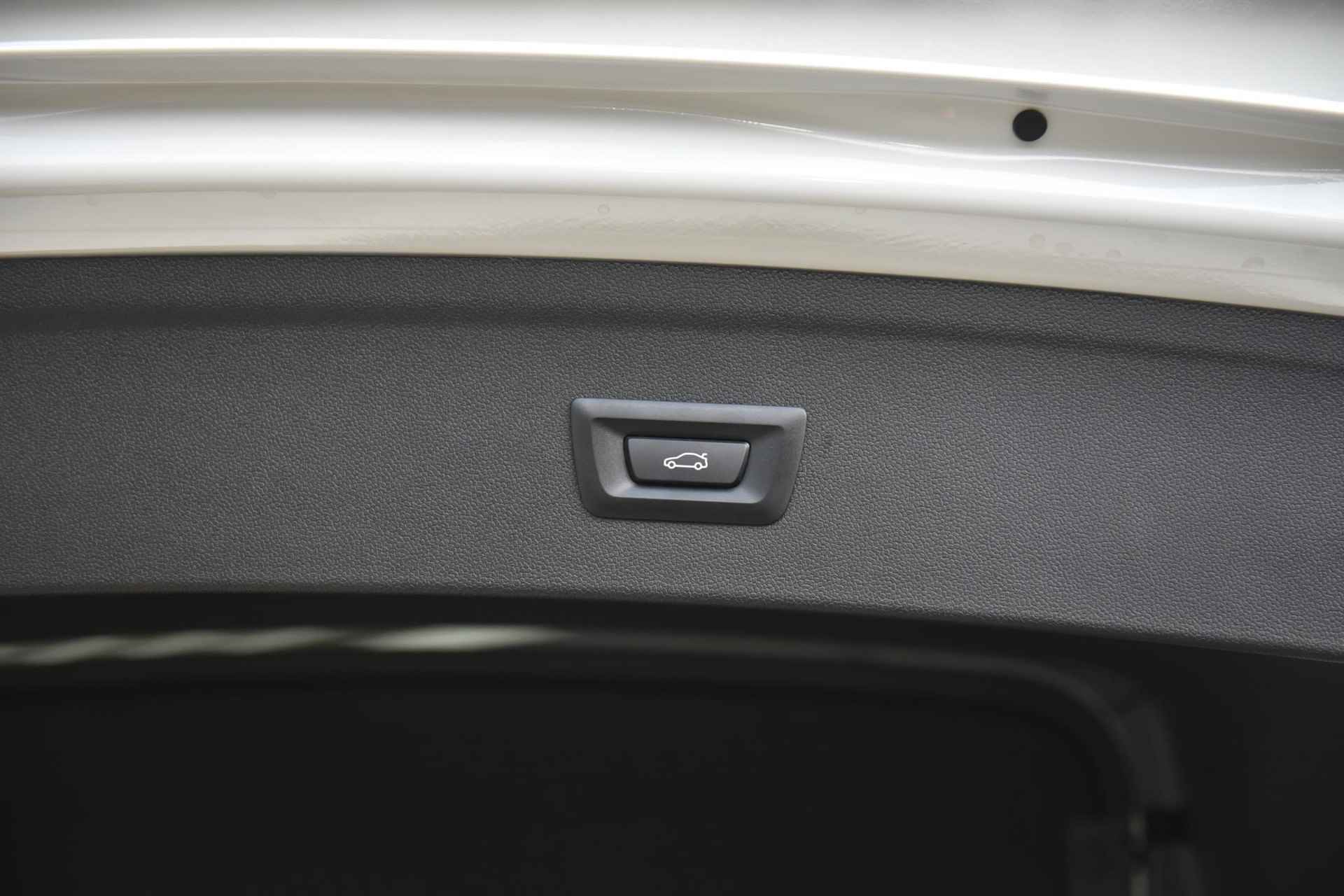 BMW iX xDrive40 Glazen panoramadak Sky Lounge | Trekhaak met elektrisch wegklapbare kogel - 12/27