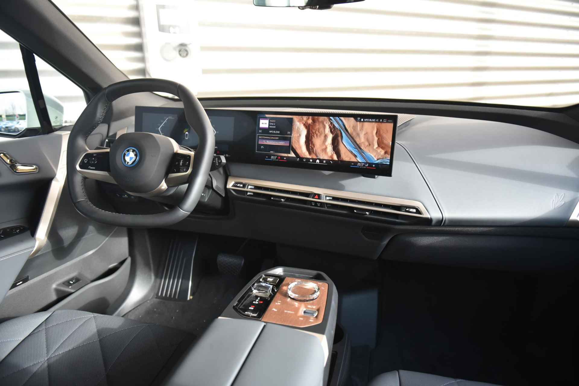 BMW iX xDrive40 Glazen panoramadak Sky Lounge | Trekhaak met elektrisch wegklapbare kogel - 14/27