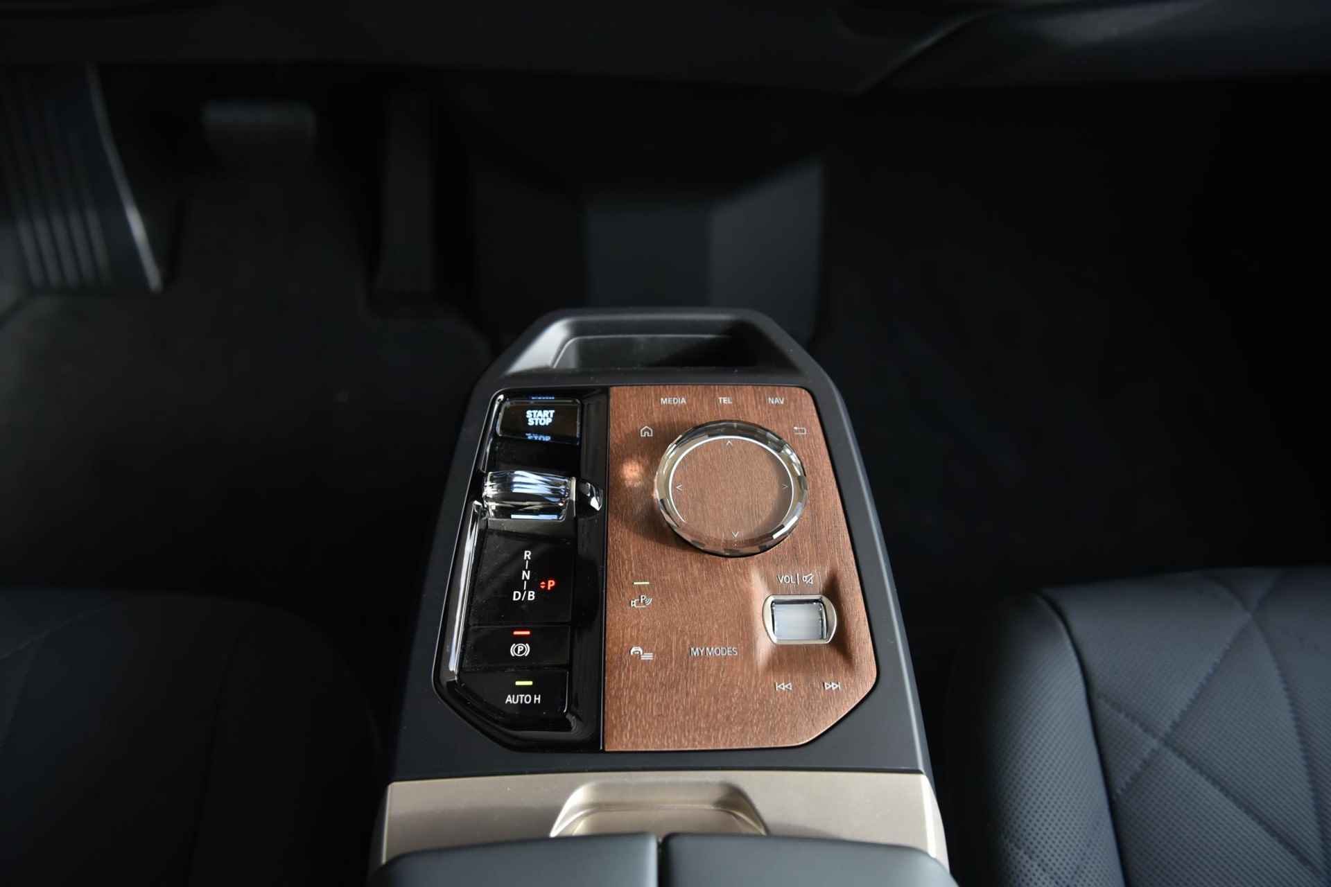 BMW iX xDrive40 Glazen panoramadak Sky Lounge | Trekhaak met elektrisch wegklapbare kogel - 17/27