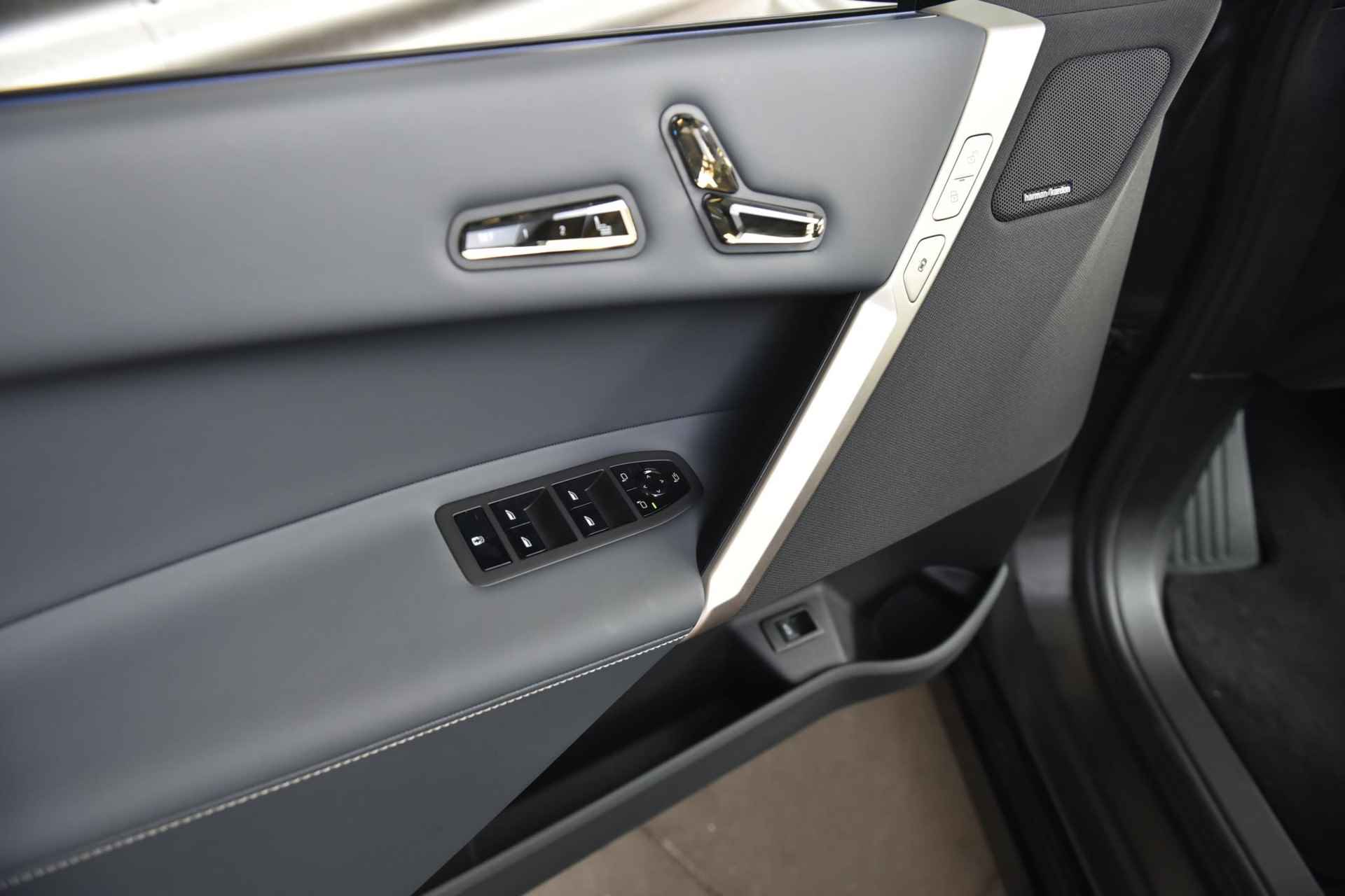 BMW iX xDrive40 Glazen panoramadak Sky Lounge | Trekhaak met elektrisch wegklapbare kogel - 22/27