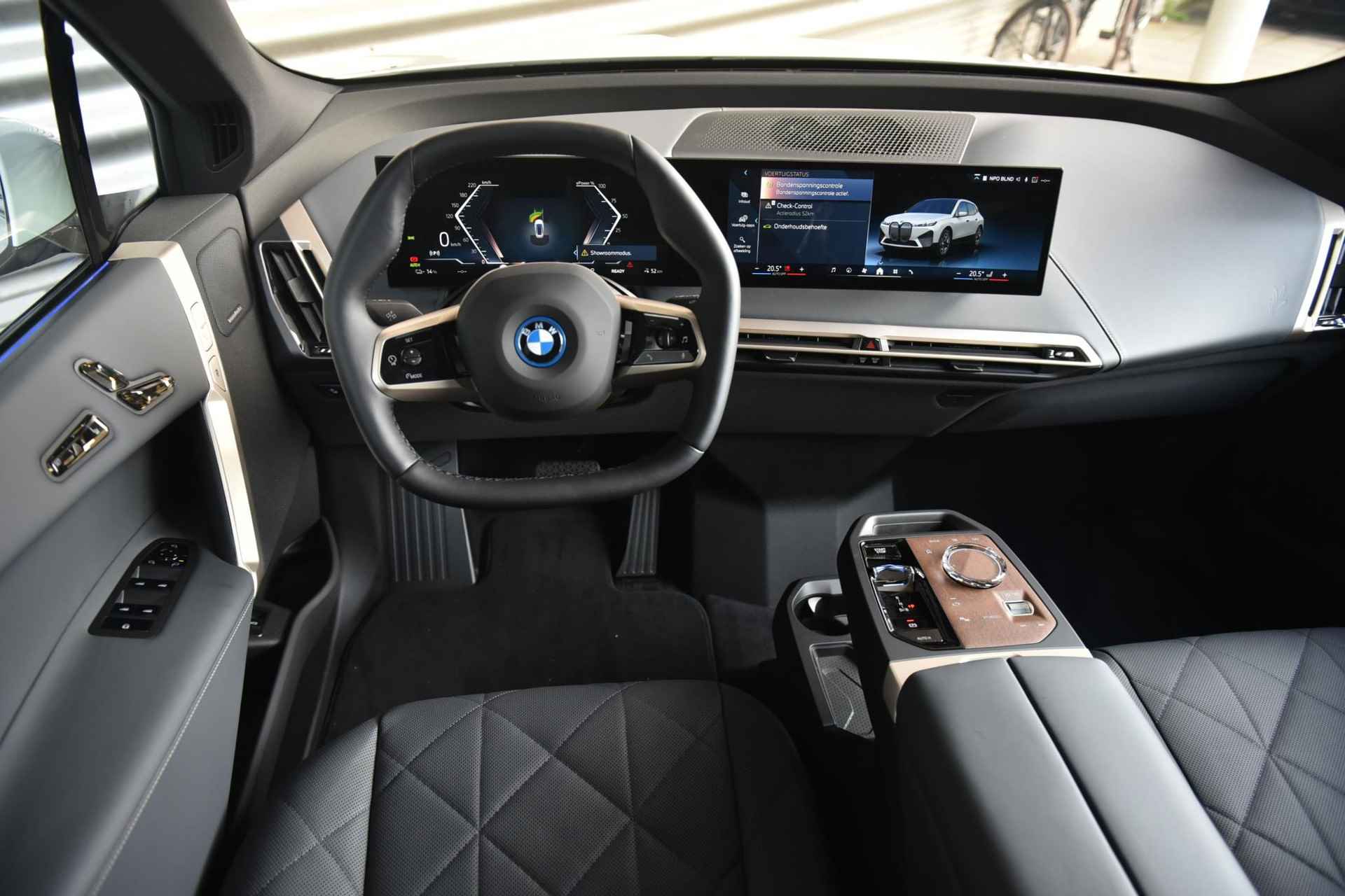BMW iX xDrive40 Glazen panoramadak Sky Lounge | Trekhaak met elektrisch wegklapbare kogel - 25/27