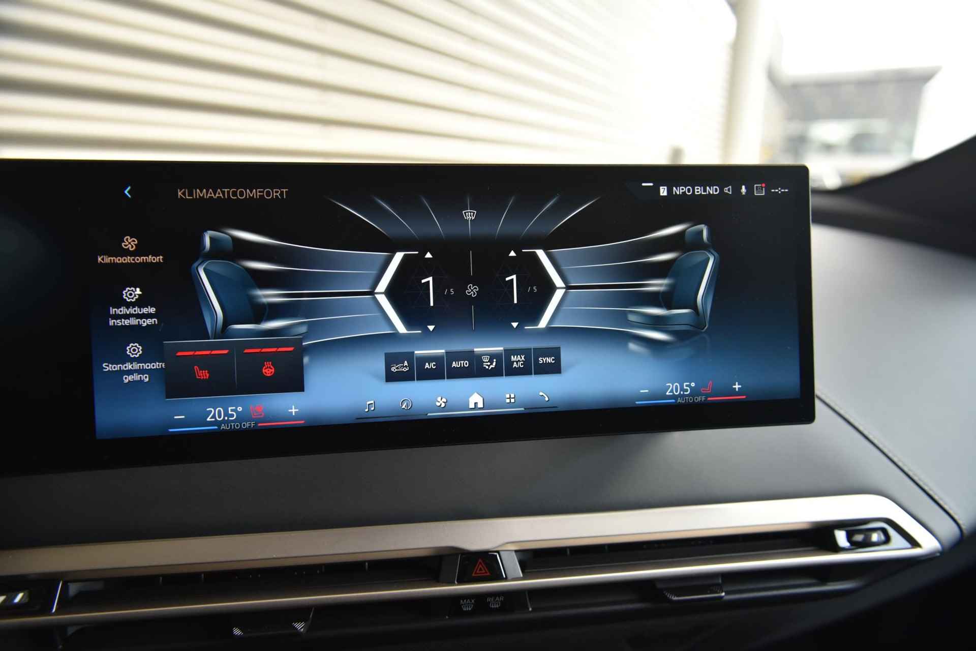 BMW iX xDrive40 Glazen panoramadak Sky Lounge | Trekhaak met elektrisch wegklapbare kogel - 26/27