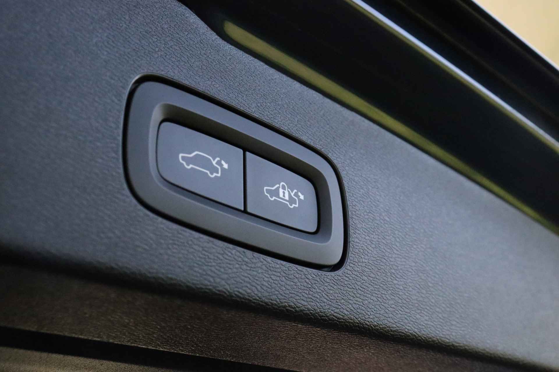 Volvo V60 B4 Plus Dark | Stoelverwarming voor+achter | Stuurwielverwarming | Elektrische voorstoelen geheugen | Camera | Adaptieve Cruise - 13/40