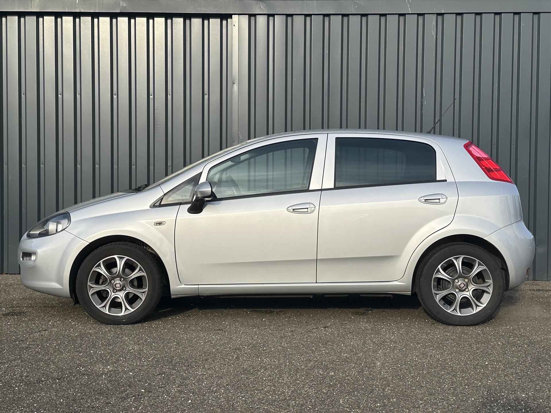 FIAT Punto 0.9 Turbo 100pk 5d Sempre I NL Auto I 1E Eigenaar I Navigatie I Climate Control I Crusie Control I Parkeersensoren I - 2/28