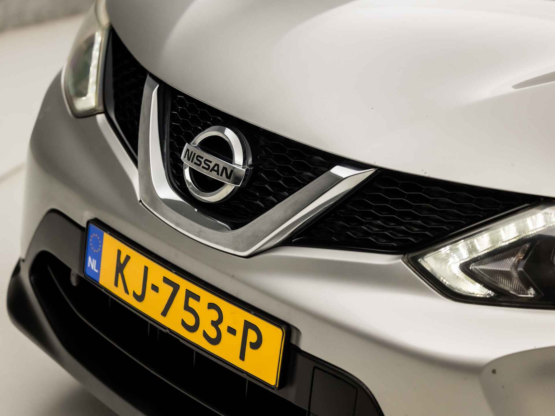 Nissan QASHQAI 1.5 dCi Sport (NAVIGATIE, STOELVERWARMING, CLIMATE, TREKHAAK, GETINT GLAS, XENON, SPORTSTOELEN, DAB+, CRUISE, NIEUWSTAAT) - 32/35