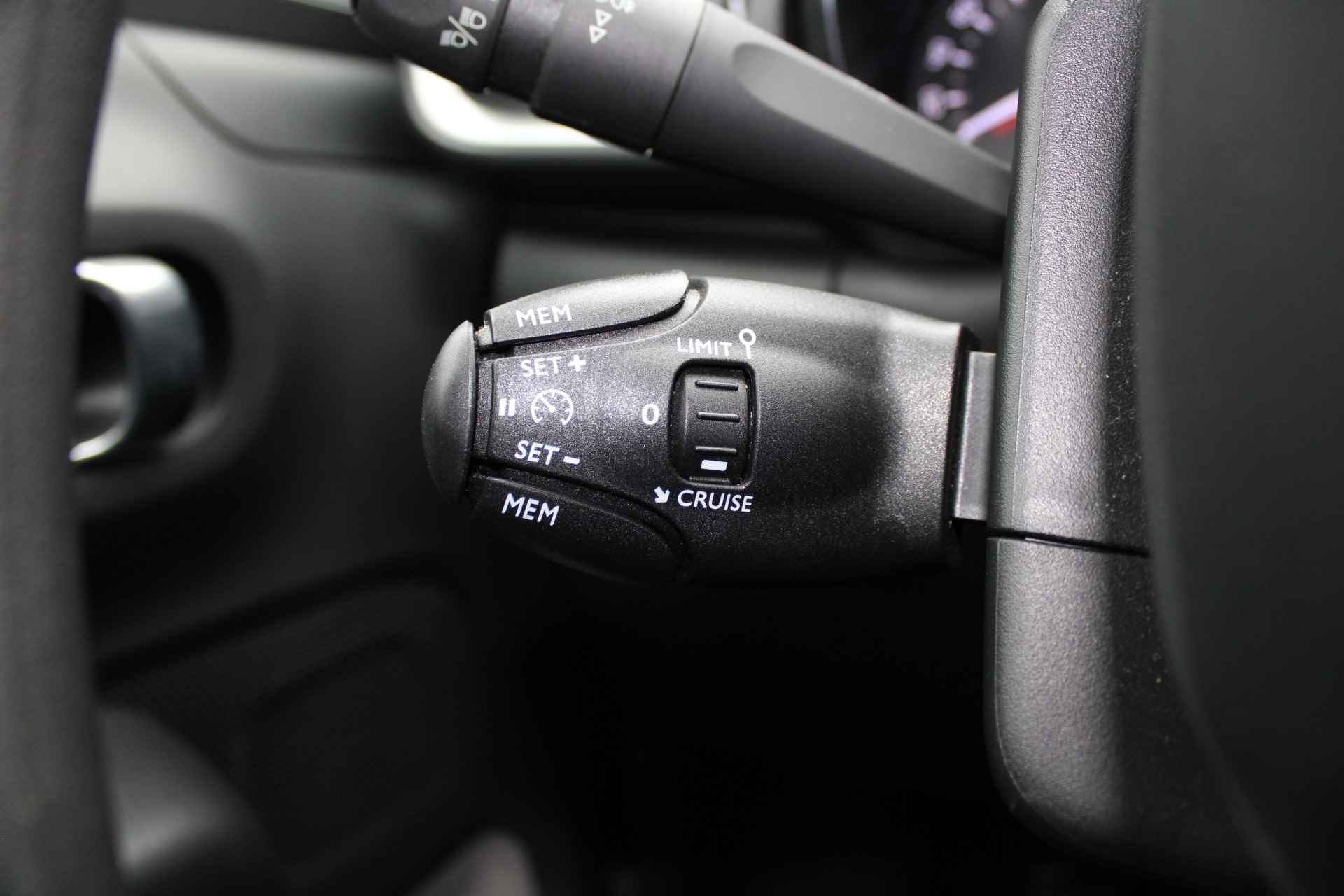 Citroën C3 1.2 PureTech S&S Feel Edition Cruise/Climate control, Navigatie, Apple carplay/Android auto, - 23/34